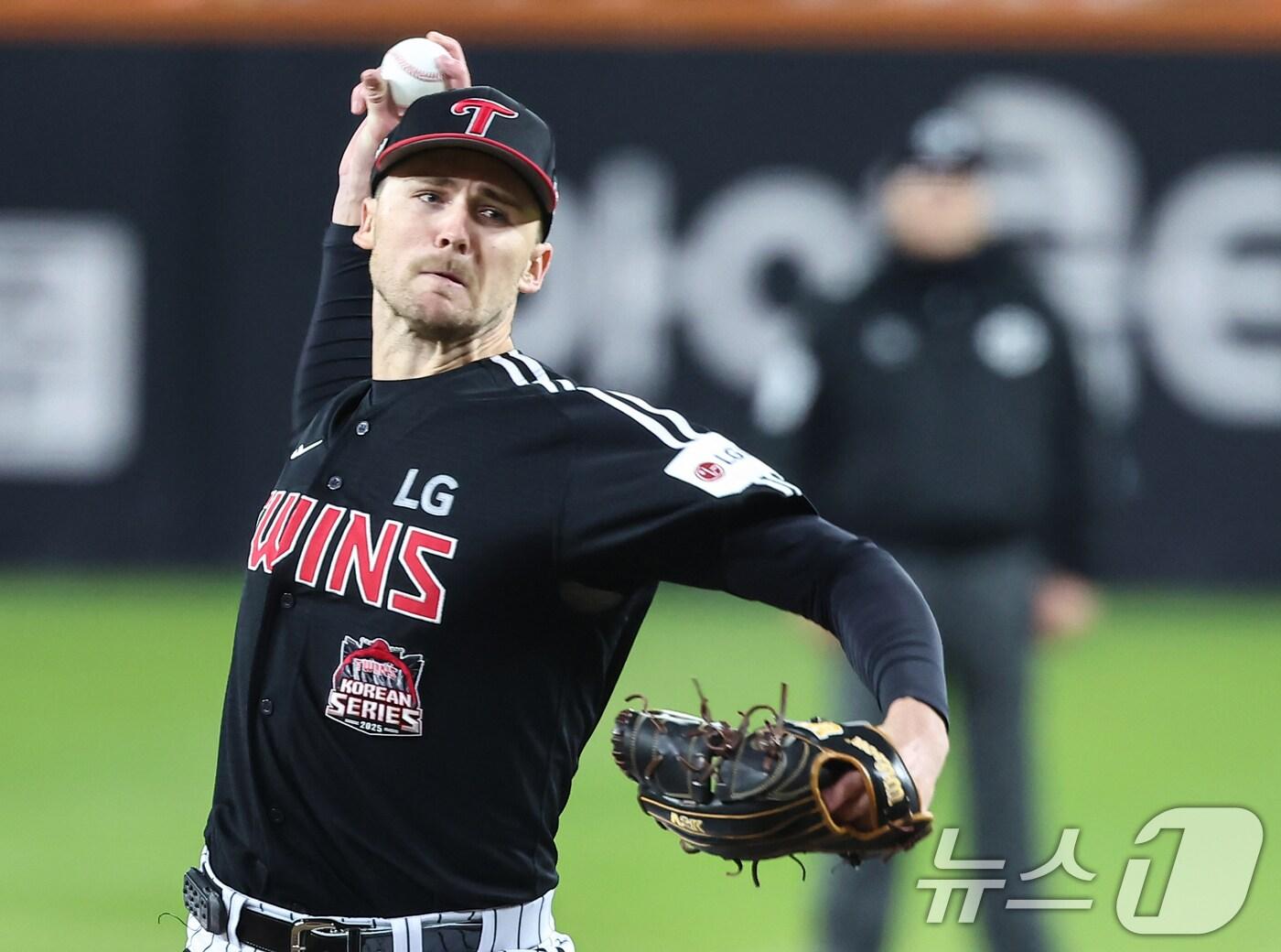 본문 이미지 - 31일 대전 한화생명볼파크에서 열린 프로야구 2025 신한 SOL뱅크 KBO 포스트시즌 한국시리즈 5차전 LG 트윈스와 한화 이글스의 경기, LG 선발투수 톨허스트가 6회말 역투하고 있다. 2025.10.31/뉴스1 ⓒ News1 김도우 기자