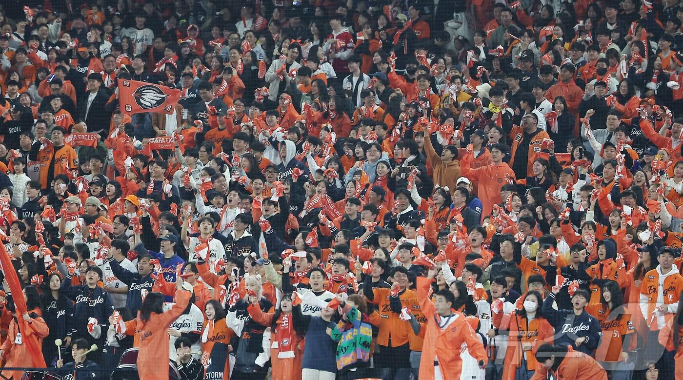 31일 대전 한화생명볼파크에서 열린 프로야구 2025 신한 SOL뱅크 KBO 포스트시즌 한국시리즈 5차전 LG 트윈스와 한화 이글스의 경기, 한화 응원단이 열정적인 응원을 펼치고 있다. 2025.10.31/뉴스1 ⓒ News1 김진환 기자