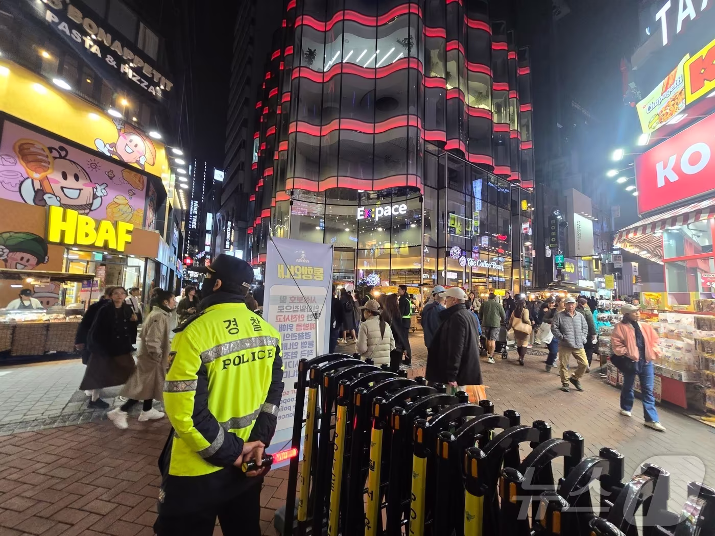 본문 이미지 - 핼러윈 데이인 지난해 10월 31일 서울 중구 명동 거리에서 경찰이 순찰을 돌고 있다. 2025.10.31 ⓒ 뉴스1 황덕현 기후환경전문기자