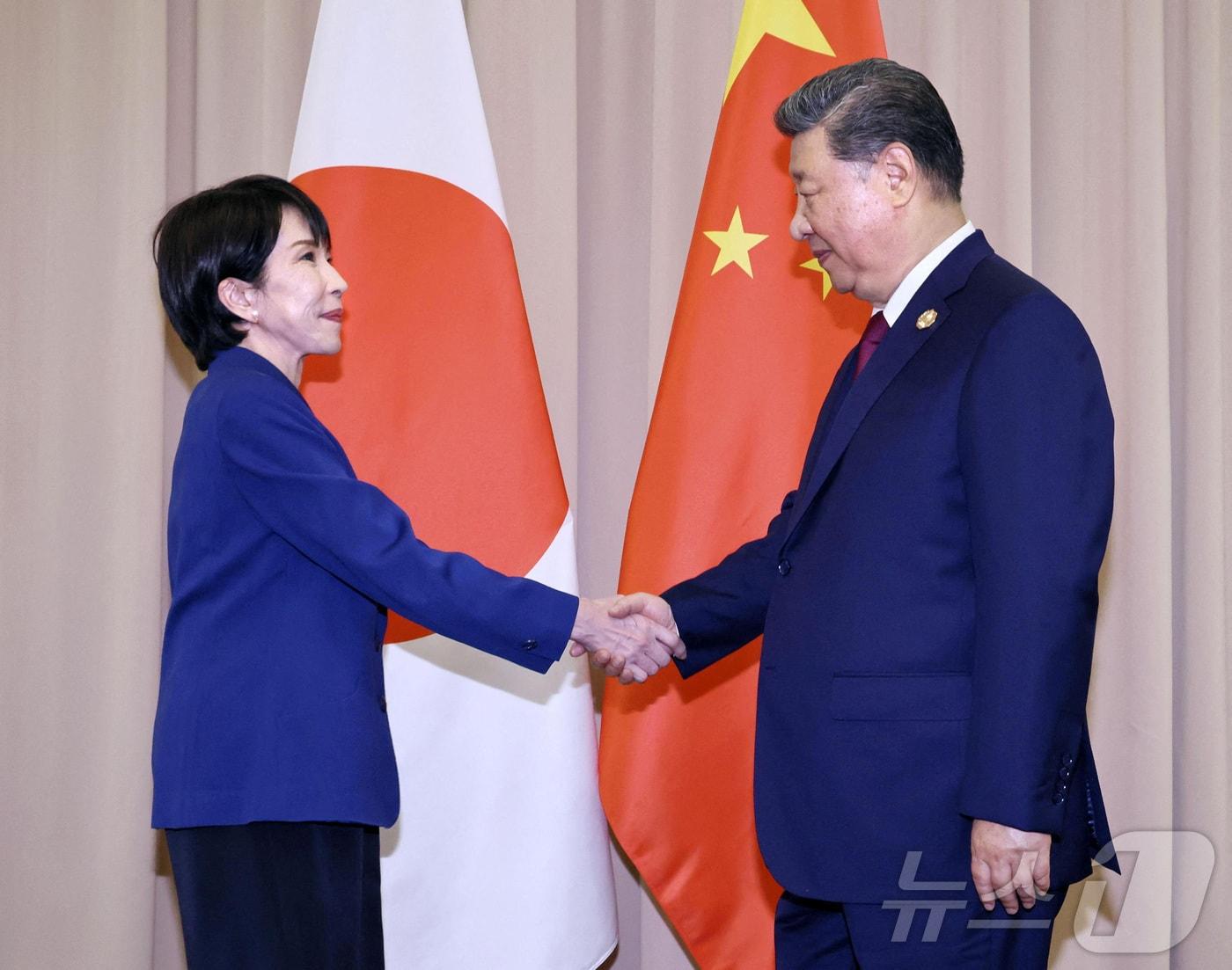 본문 이미지 - 다카이치 사나에 일본 총리와 시진핑 중국 국가주석이 31일 경주 아시아태평양경제협력체&#40;APEC&#41; 정상회의를 계기로 열린 중일 정상회담에서 악수를 나누고 있다. 2025.10.31. ⓒ 로이터=뉴스1