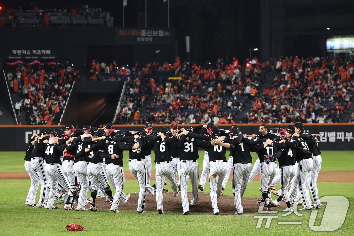 LG는 31일 대전 한화생명 볼파크에서 열린 2025 신한 SOL뱅크 KBO 한국시리즈(KS·7전 4선승제) 5차전에서 한화 이글스를 3-1로 제압하고 통합 우승을 차지한 LG 선수들이 그라운드에 모여 환호하고 있다. 2025.10.31/뉴스1 ⓒ News1 김도우 기자