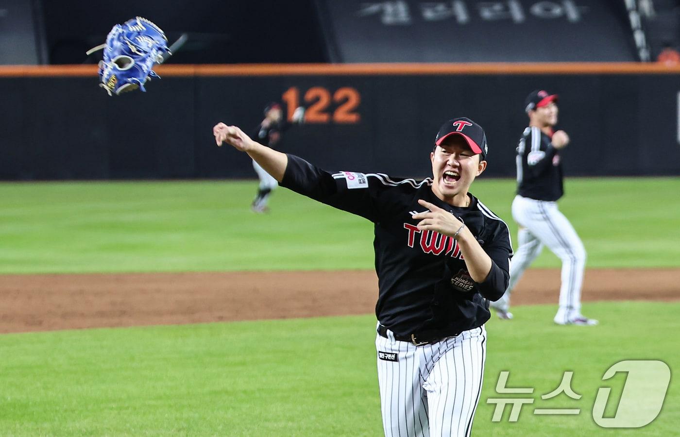31일 대전 한화생명볼파크에서 열린 프로야구 2025 신한 SOL뱅크 KBO 포스트시즌 한국시리즈 5차전 LG 트윈스와 한화 이글스의 경기, LG 마무리 유영찬이 4대1로 승리하며 통합 우승을 확정짓자 환호 하고 있다. 2025.10.31/뉴스1 ⓒ News1 김도우 기자