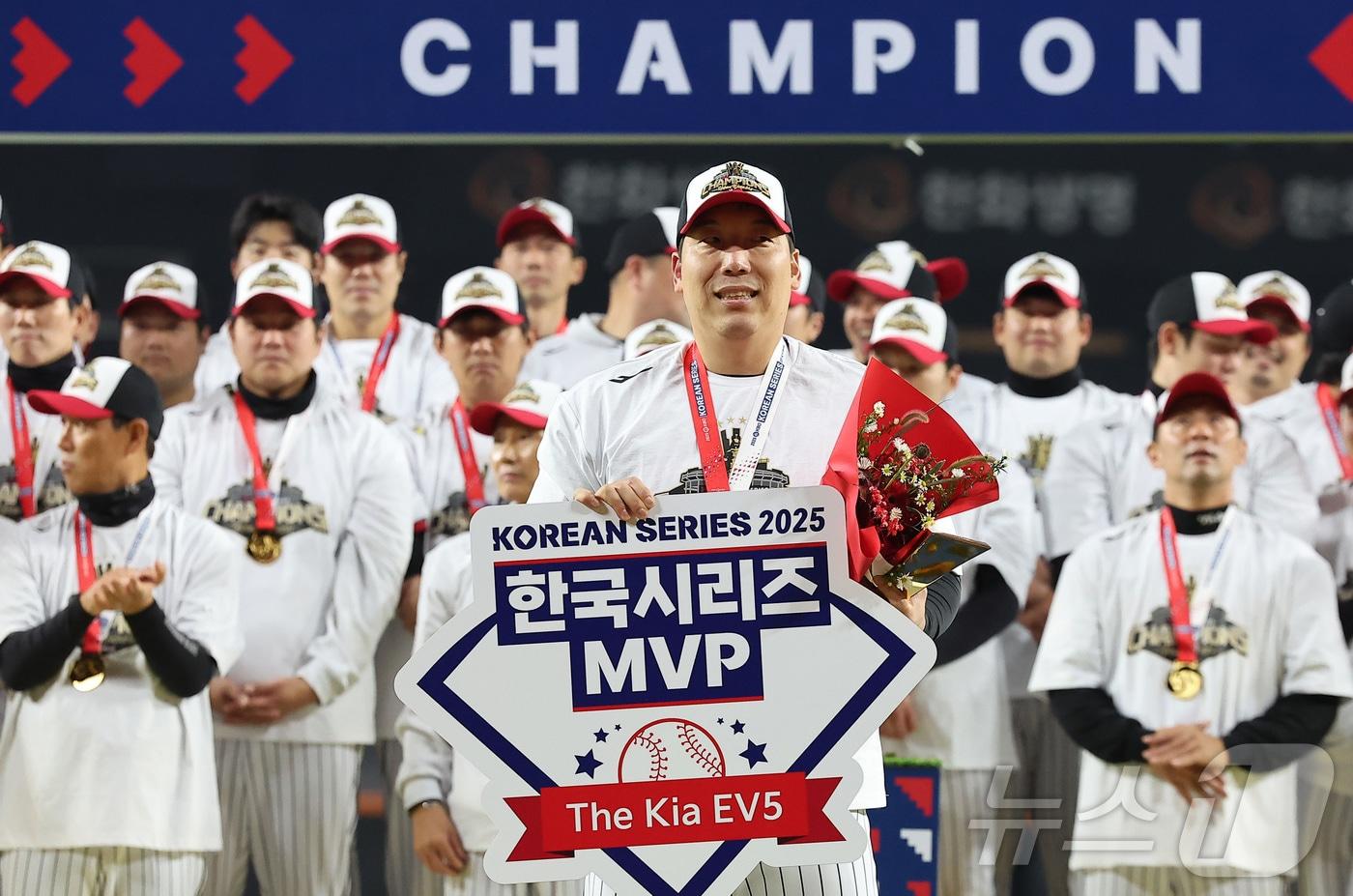 31일 대전 한화생명 볼파크에서 열린 2025 신한 SOL뱅크 KBO 한국시리즈&#40;KS·7전 4선승제&#41; 5차전에서 LG가 한화 이글스를 4-1로 제압하고 통합 우승을 차지한 가운데 LG 김현수가 한국시리즈 MVP를 수상한 후 기념촬영을 하고 있다. 2025.10.31/뉴스1 ⓒ News1 김진환 기자