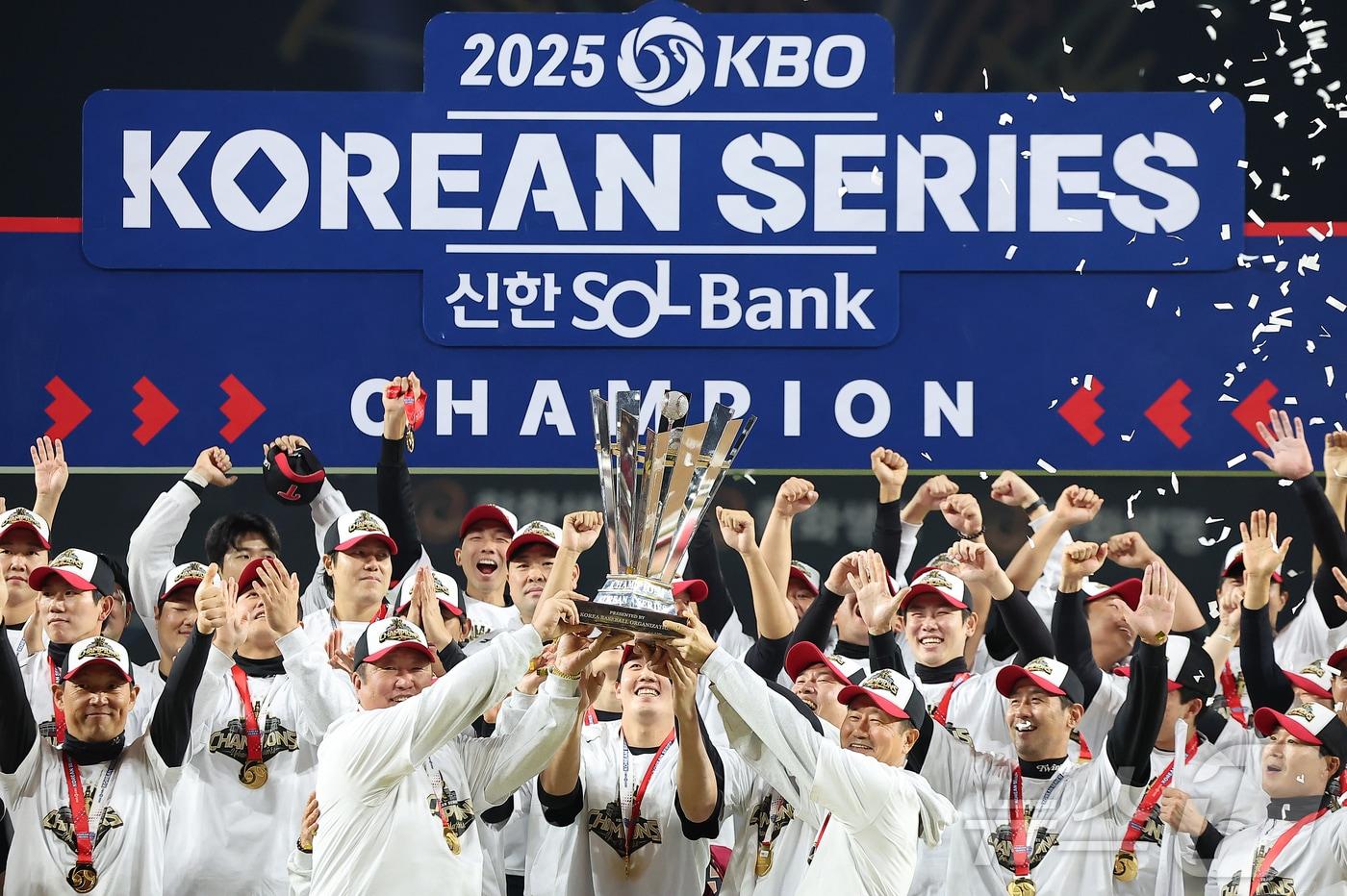 31일 대전 한화생명 볼파크에서 열린 2025 신한 SOL뱅크 KBO 한국시리즈&#40;KS·7전 4선승제&#41; 5차전에서 한화 이글스를 4-1로 제압하고 통합 우승을 차지한 LG 선수들이 우승 트로피를 들어올리고 있다. 2025.10.31/뉴스1 ⓒ News1 김진환 기자