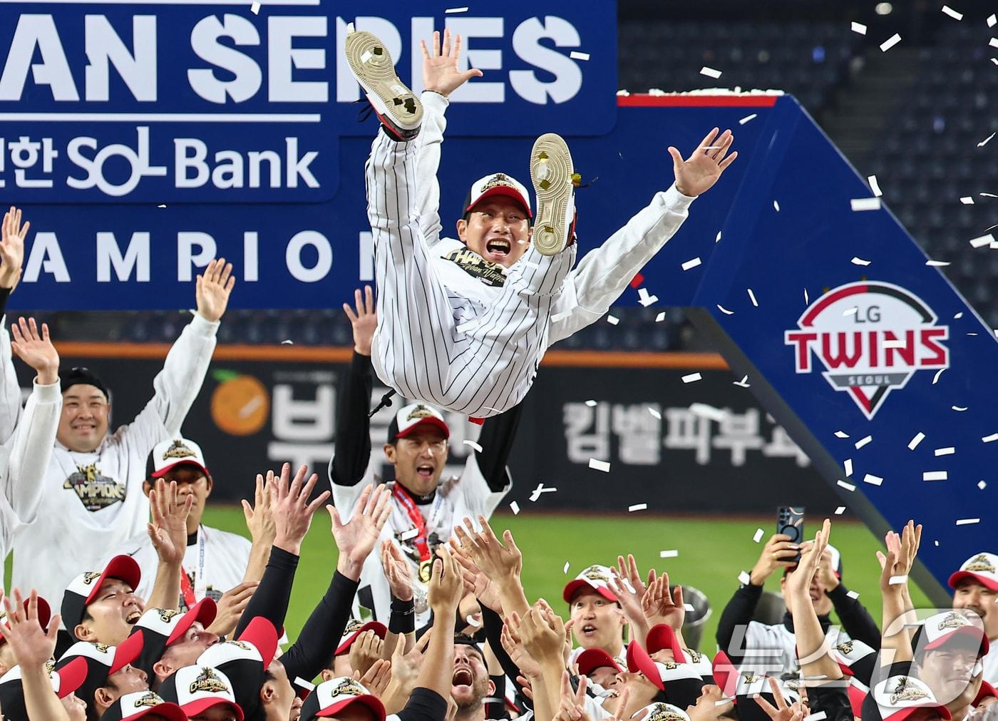 본문 이미지 - 31일 대전 한화생명 볼파크에서 열린 2025 신한 SOL뱅크 KBO 한국시리즈(KS·7전 4선승제) 5차전에서 한화 이글스를 4-1로 제압하고 통합 우승을 차지한 LG 염경엽 감독이 헹가래를 받고 있다. 2025.10.31/뉴스1 ⓒ News1 김도우 기자