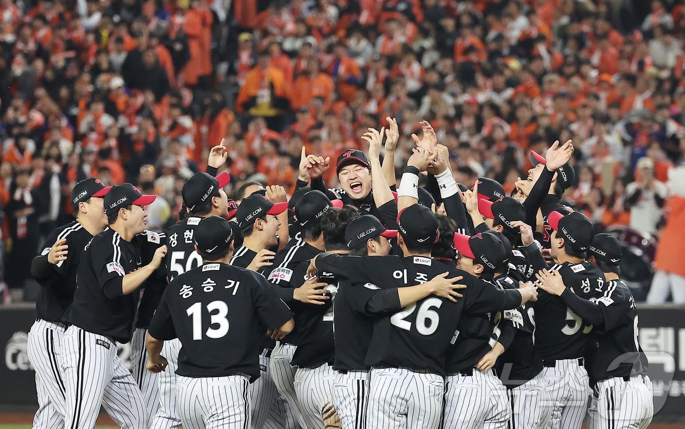본문 이미지 - 지난해 통합 우승을 차지한 뒤 기뻐하는 LG 트윈스 선수들. 2025.10.31 ⓒ 뉴스1 김진환 기자