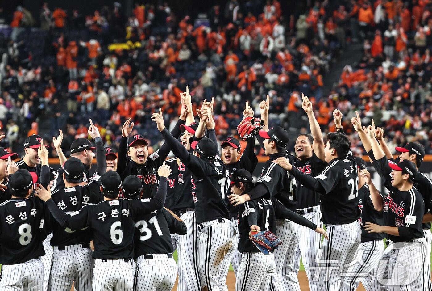31일 대전 한화생명볼파크에서 열린 프로야구 2025 신한 SOL뱅크 KBO 포스트시즌 한국시리즈 5차전 LG 트윈스와 한화 이글스의 경기, 4대1로 승리하며 통합 우승을 차지한 LG 선수들이 기쁨을 나누고 있다. 2025.10.31/뉴스1 ⓒ News1 김도우 기자