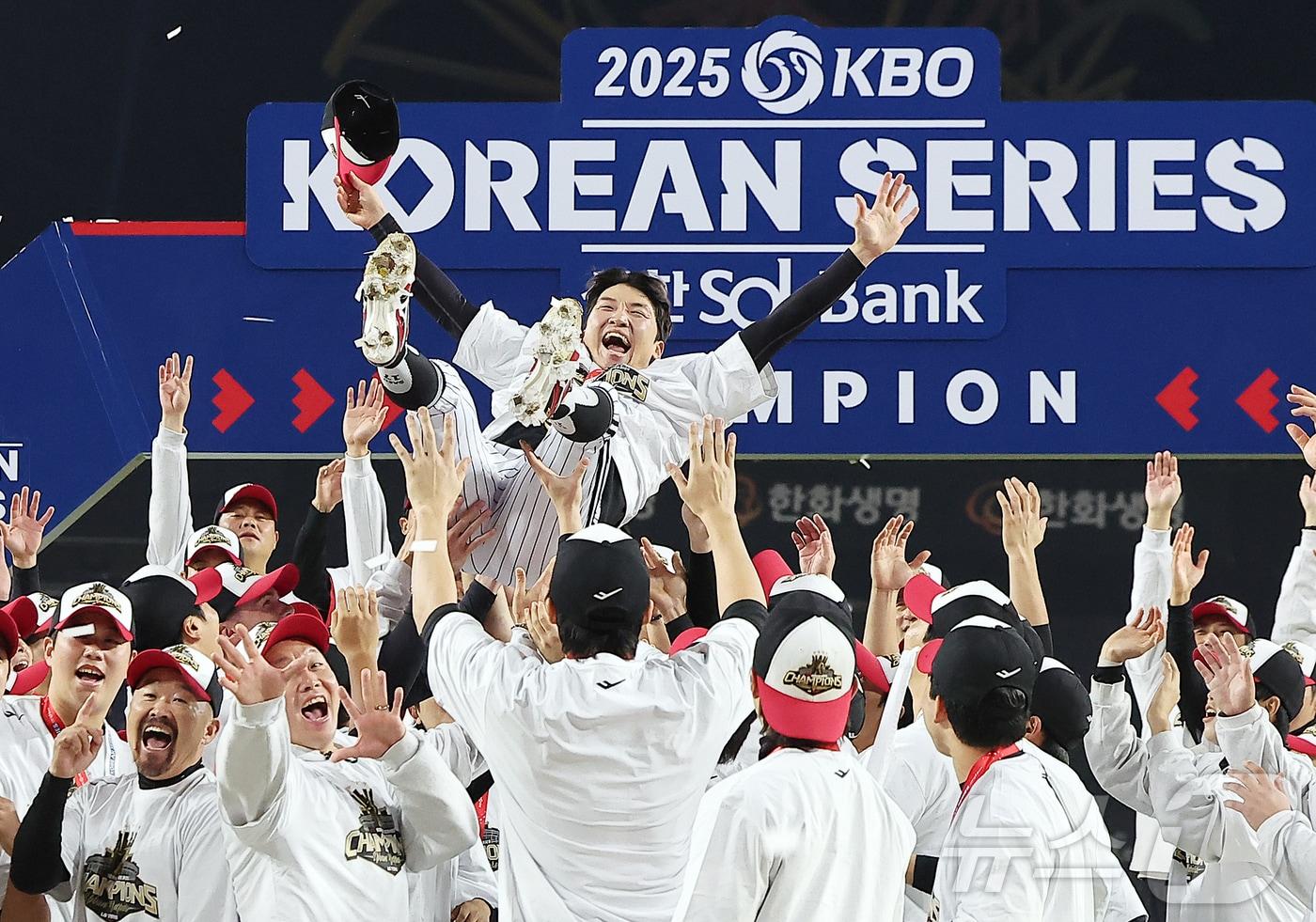 31일 대전 한화생명 볼파크에서 열린 2025 신한 SOL뱅크 KBO 한국시리즈(KS·7전 4선승제) 5차전에서 한화 이글스를 4-1로 제압하고 통합 우승을 차지한 LG 주장 박해민이 선수들에게 헹가레를 받고 있다. 2025.10.31/뉴스1 ⓒ News1 김진환 기자