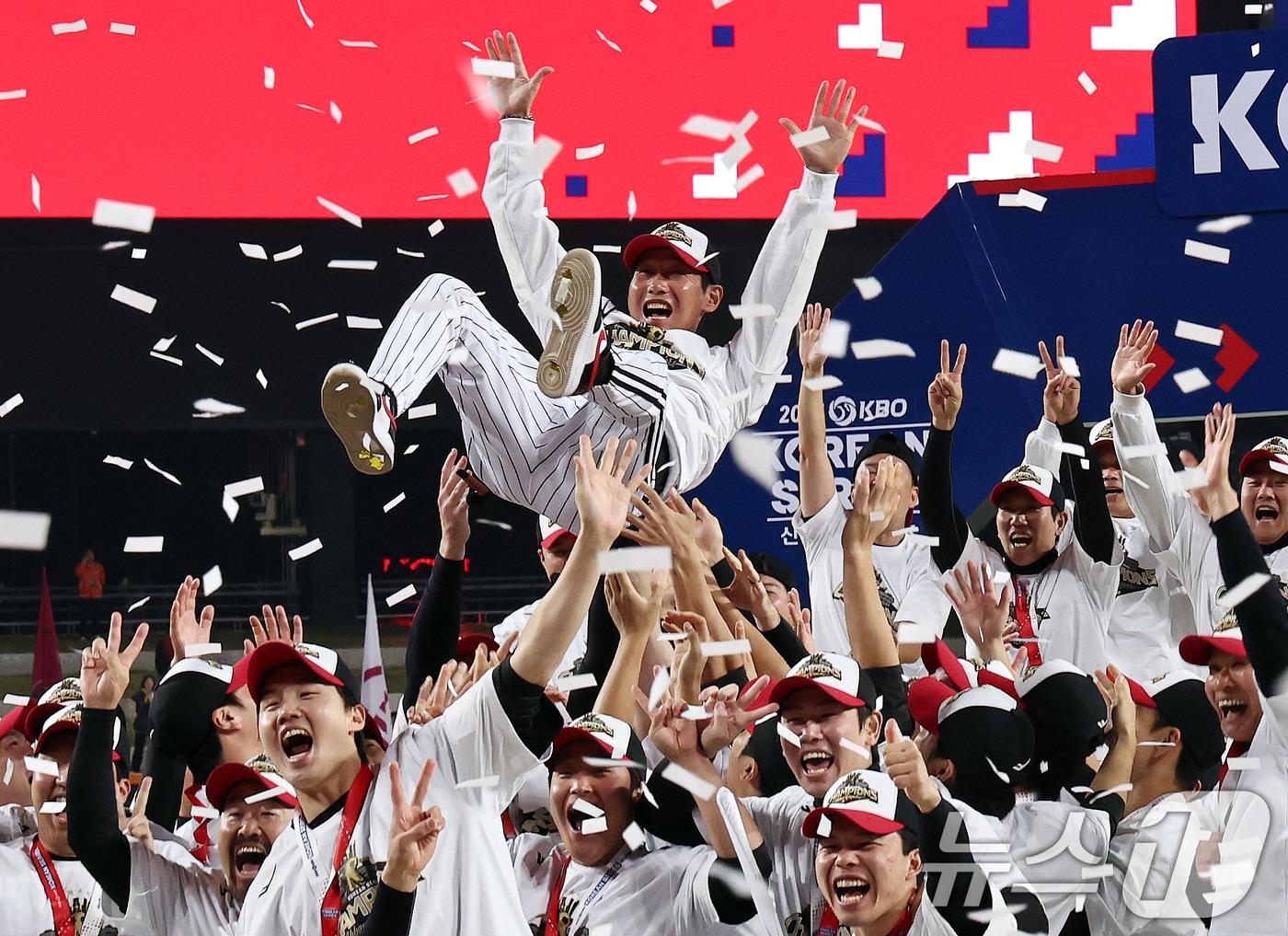 본문 이미지 - 31일 오후 대전 한화생명볼파크에서 열린 프로야구 2025 신한 SOL뱅크 KBO 한국시리즈 5차전 LG트윈스와 한화 이글스의 경기, 4대 1로 승리하며 통합 우승을 차지한 LG 선수들이 염경엽 감독을 헹가래치고 있다. 2025.10.31/뉴스1 ⓒ News1 구윤성 기자