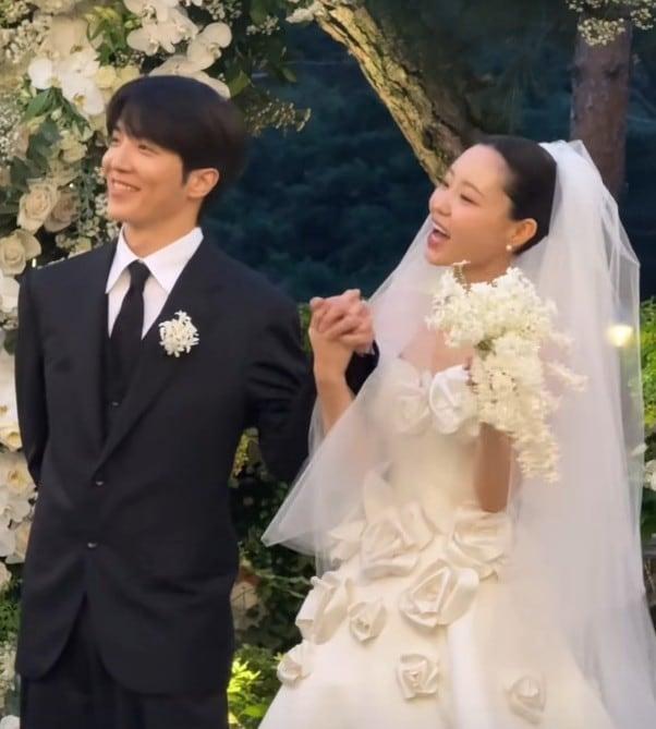 본문 이미지 - 적재(왼쪽) 허송연 결혼식 / 출처=배혜지 인스타그램