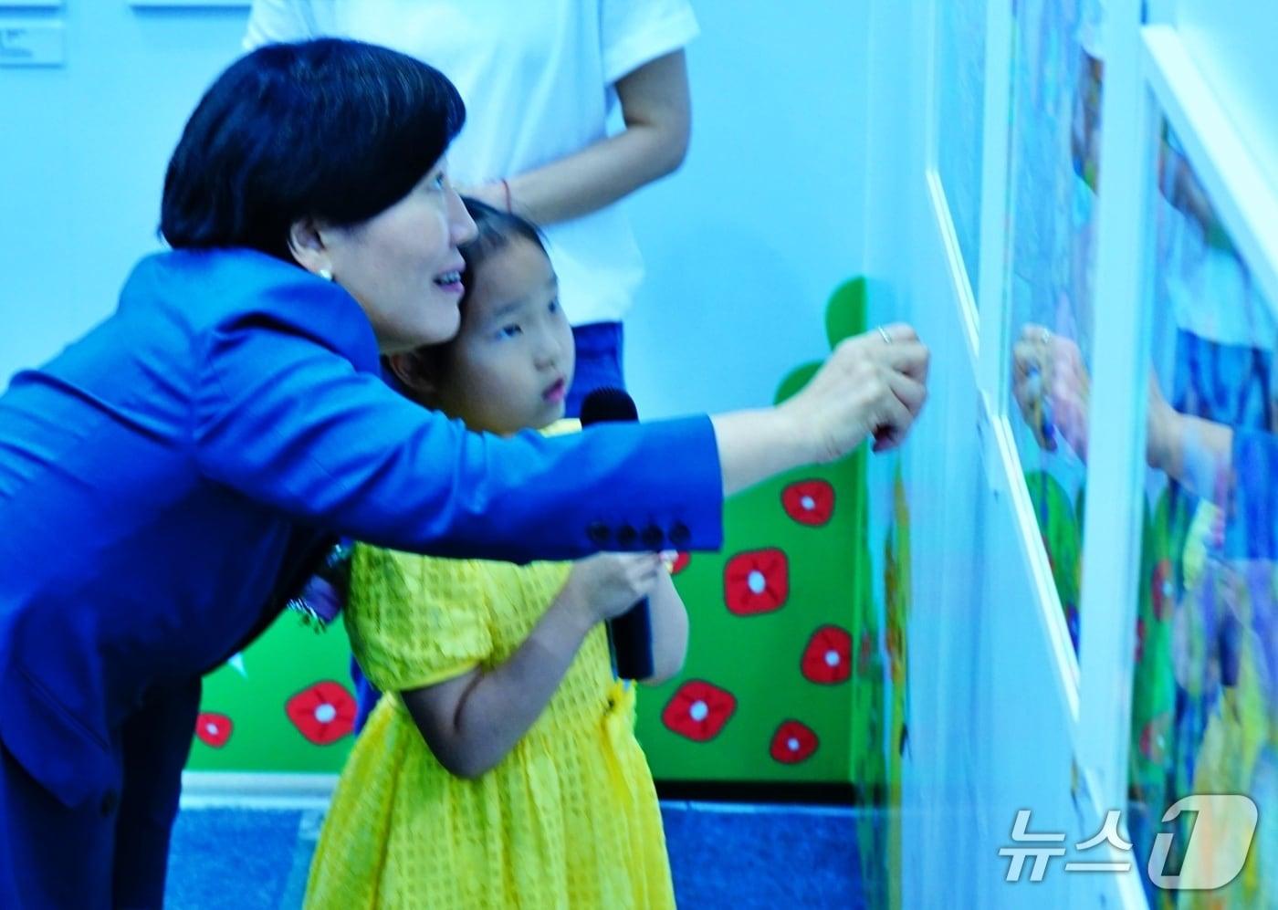 송미령 농림축산식품부 장관이 9월 26일 열린 '동물보호의 날' 기념식에서 어린이와 그림을 살펴보고 있다. ⓒ 뉴스1