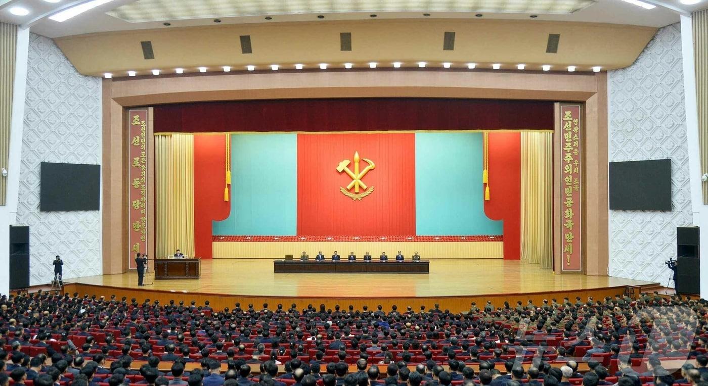 본문 이미지 - (평양 노동신문=뉴스1) = 북한 노동당 기관지 노동신문은 4일 "우리 당의 창건기념일을 혁명적 대경사로, 전인민적 명절로 뜻 깊게 경축하는 크나큰 긍지와 환희가 온 나라에 굽이치는 속에 조선노동당 창건 80돐(주년) 기념 중앙연구토론회가 3일 인민문화궁전에서 진행되였다＂고 보도했다. [국내에서만 사용가능. 재배포 금지. DB 금지. For Use Only in the Republic of Korea. Redistribution Prohibited] rodongphoto@news1.kr