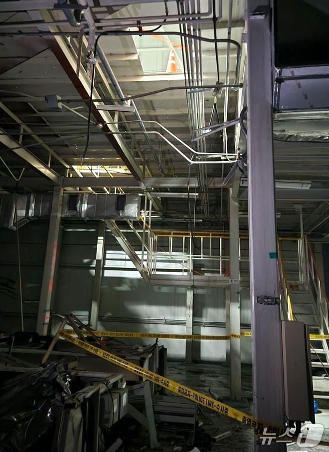 본문 이미지 - 전북 완주군 봉동읍의 한 공장에서 철거작업을 하던 50대 근로자사 추락해 사망했다.&#40;전북소방본부 제공, 재판매 및 DB 금지&#41;/뉴스1