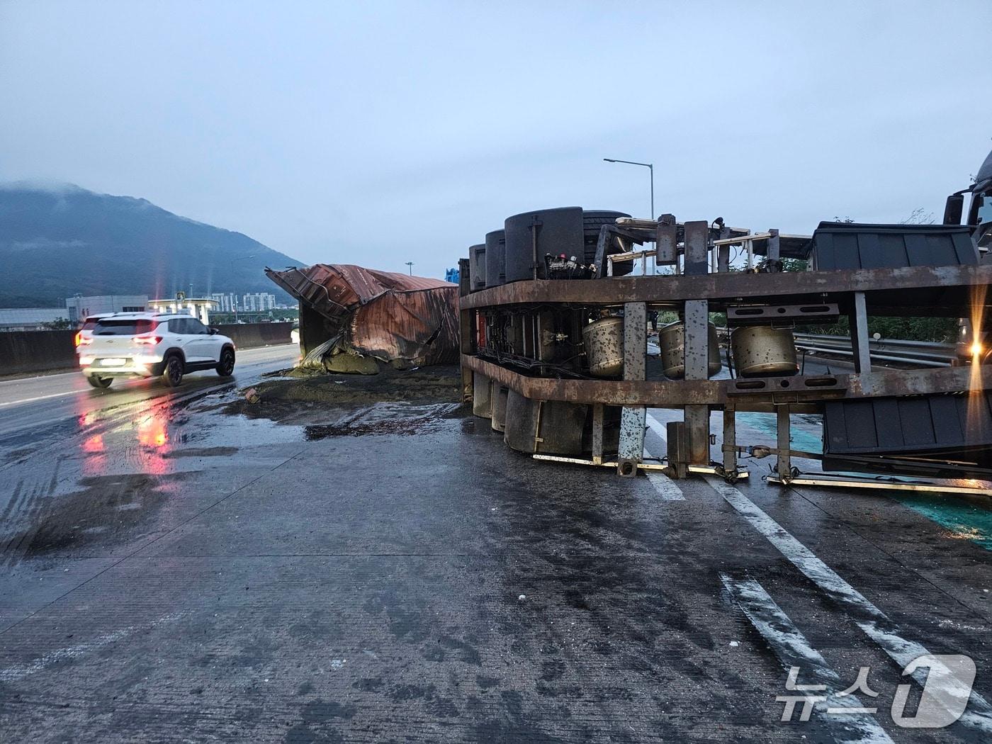 본문 이미지 - 4일 오전 남해고속도로 4중 추돌 사고 현장.&#40;독자제공. 재판매 및 DB 금지&#41;