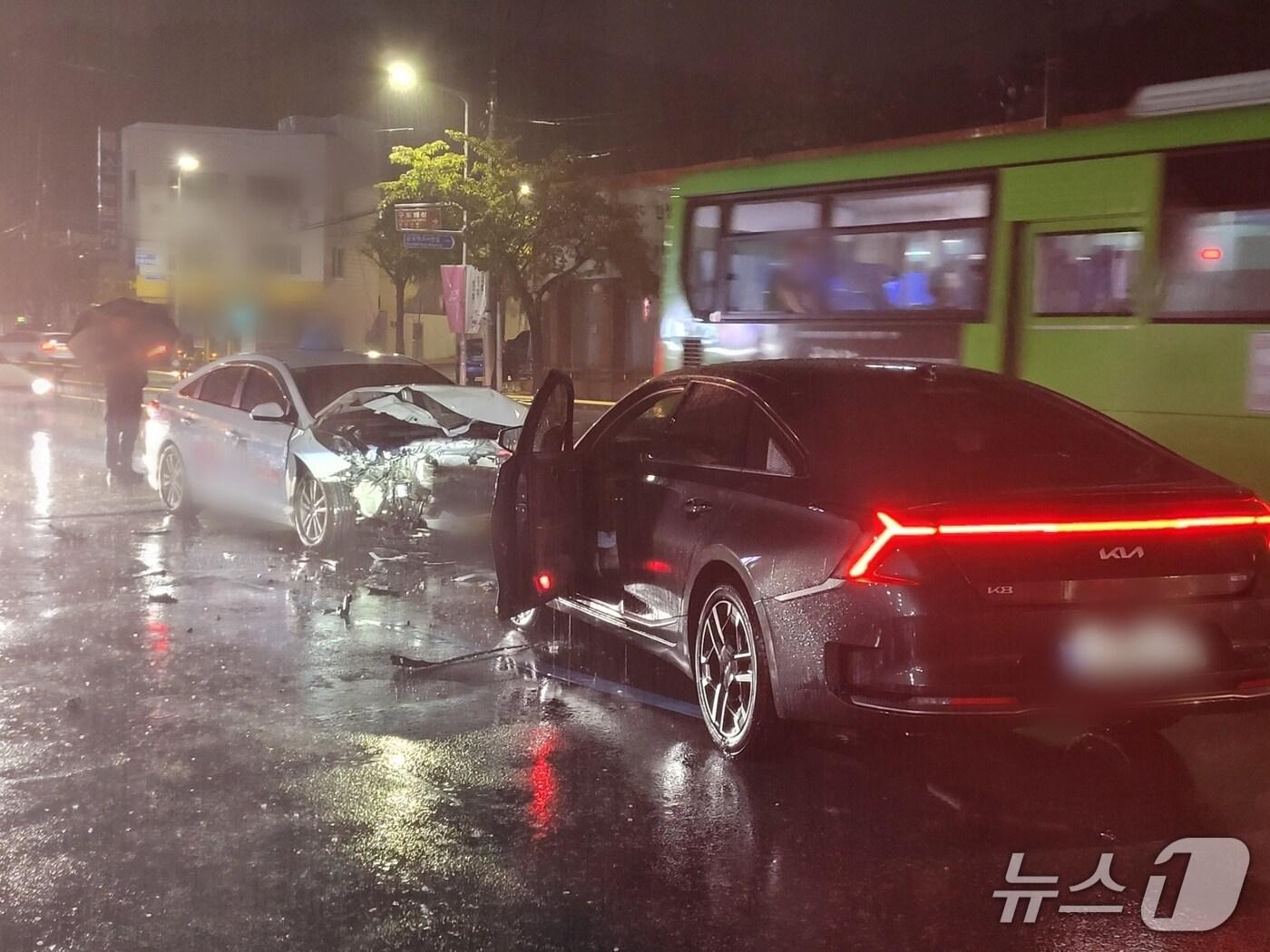 본문 이미지 - 3일 오후 부산 북구 덕천동 교통사고 현장&#40;북부경찰서 제공. 재판매 및 DB 금지&#41;