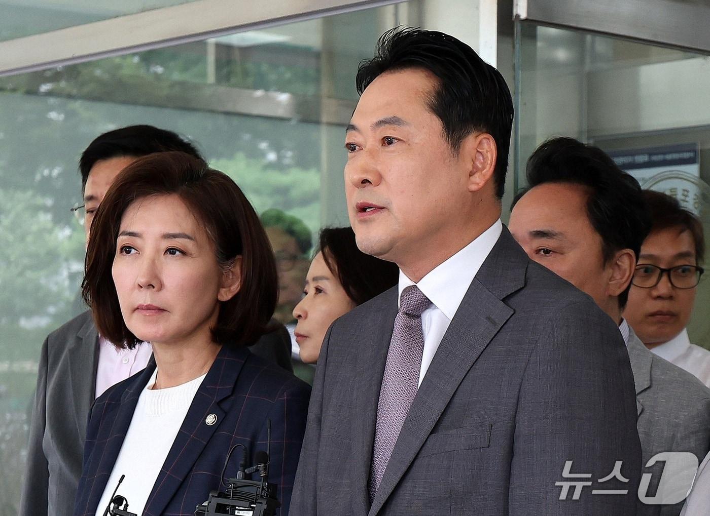 본문 이미지 - 장동혁 국민의힘 대표와 나경원 의원 등과 함께 3일 서울 영등포구 영등포경찰서에서 이진숙 전 방통위원장 체포에 대한 항의방문을 마친 뒤 발언하고 있다. 2025.10.3/뉴스1 ⓒ News1 박지혜 기자