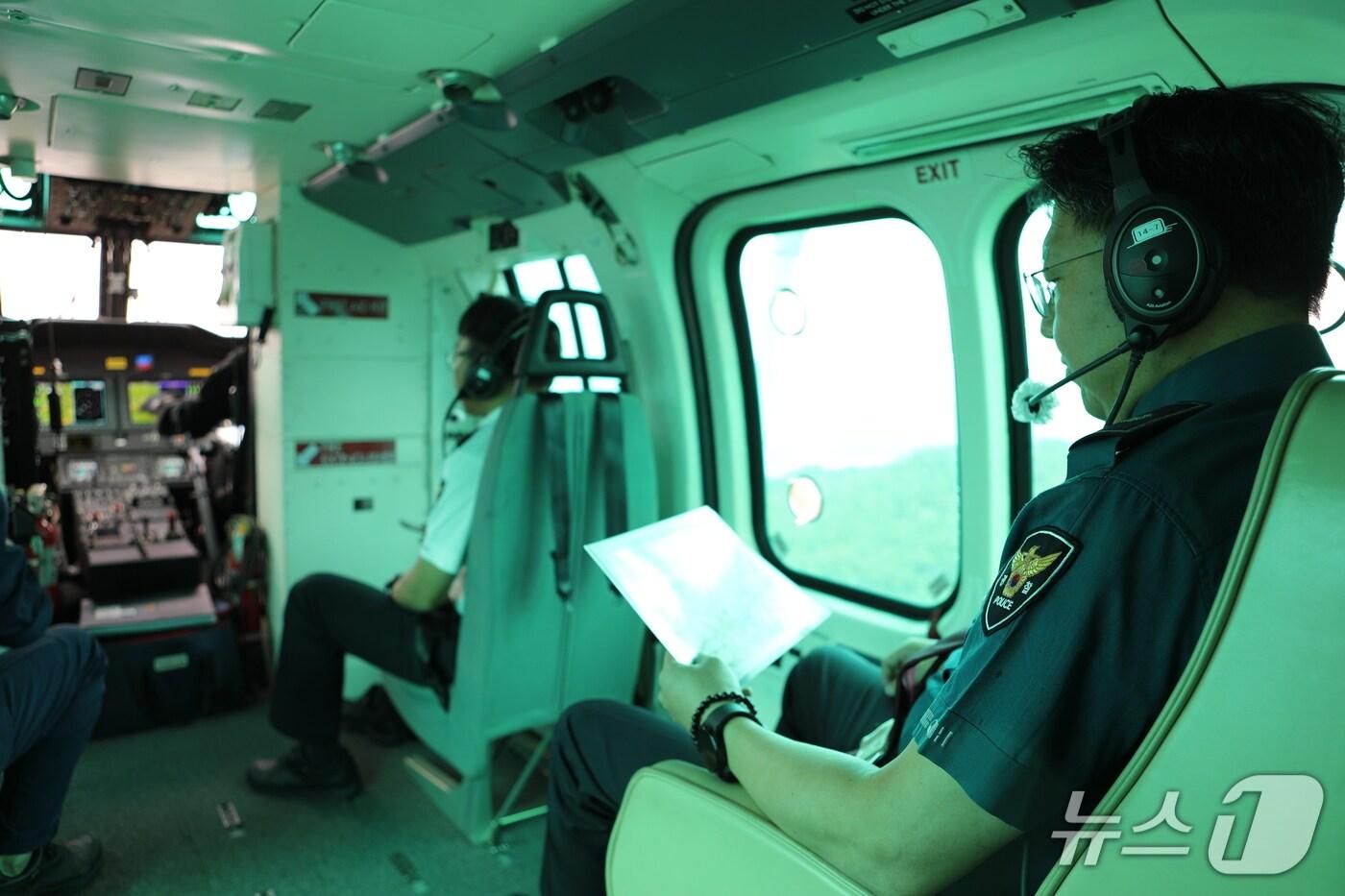 추석 연휴 특별 교통 관리를 위해 헬기로 상황을 살피는 경찰 관계자 &#40;경기북부경찰청&#41;