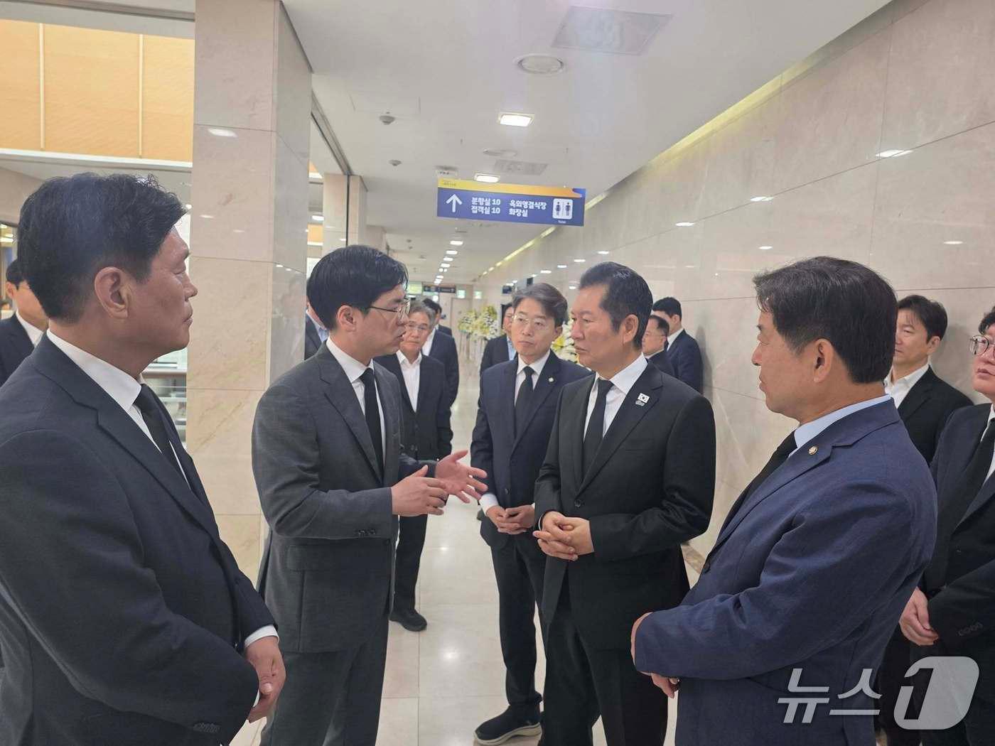 본문 이미지 - 행안부 공무원 빈소를 방문한 정청래 민주당 대표. (박수현 의원 페이스북)