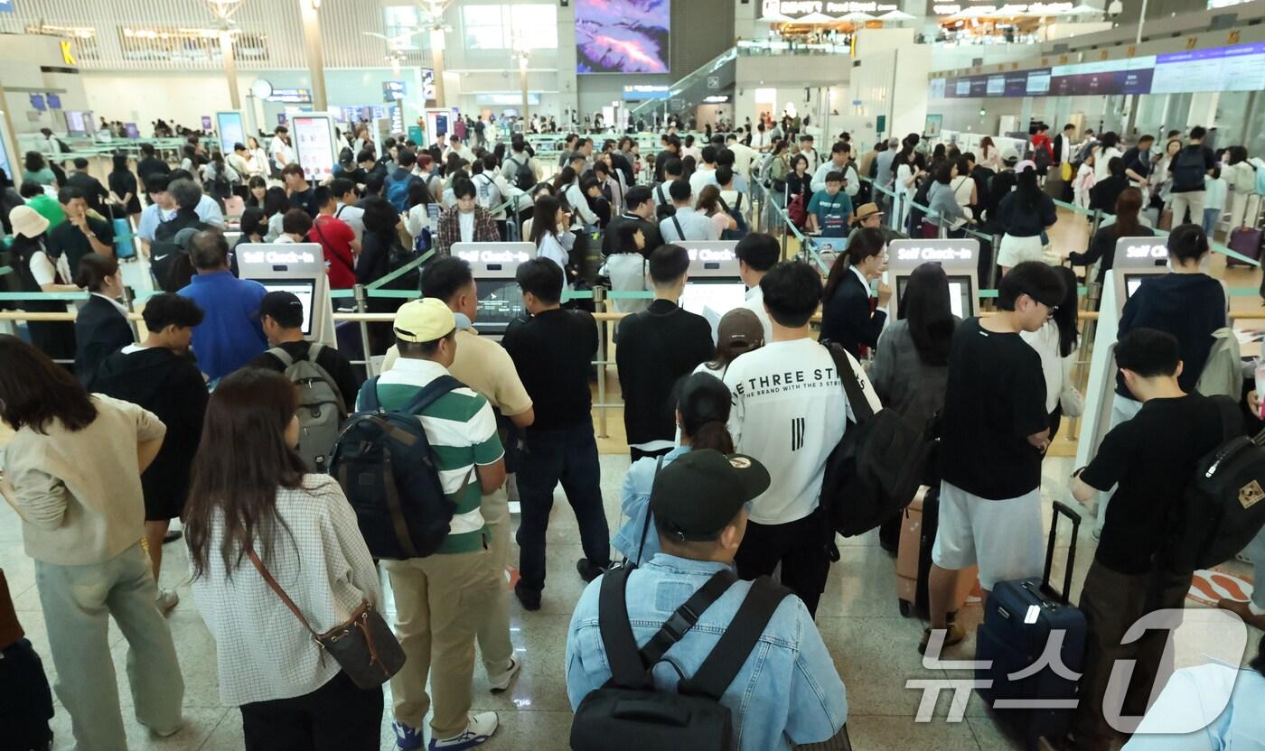 추석 연휴 둘째 날인 4일 오전 인천국제공항 제1여객터미널 출국장이 여행객들로 북적이고 있다. 2025.10.4/뉴스1 ⓒ News1 권현진 기자