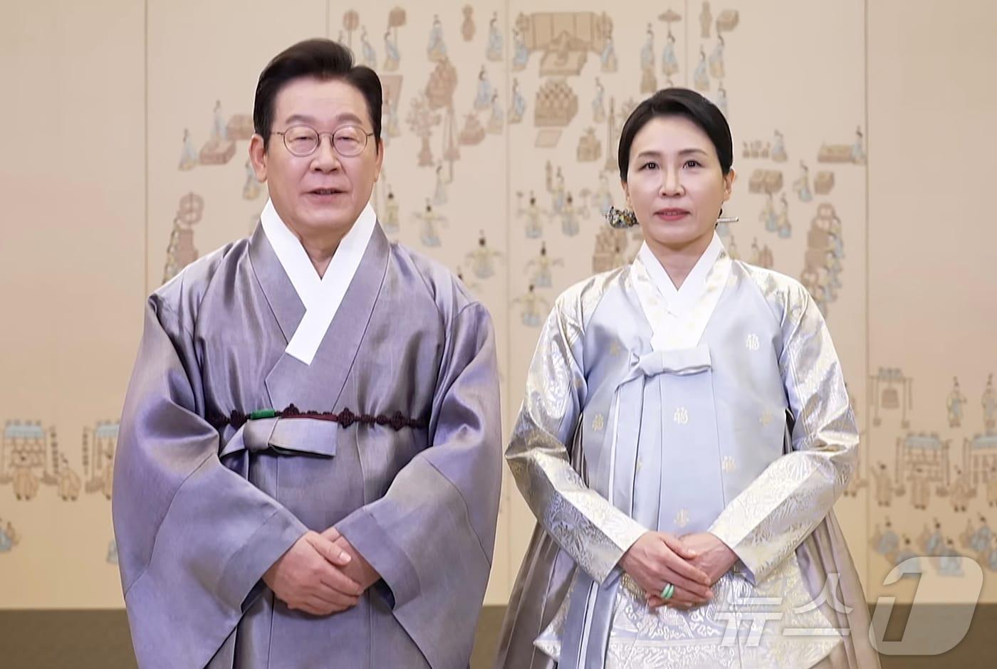 이재명 대통령과 김혜경 여사가 4일 영상 메시지를 통해 국민들에게 추석 명절 인사를 하고 있다. &#40;KTV 캡처. 재판매 및 DB 금지&#41; 2025.10.4/뉴스1 ⓒ News1 이재명 기자