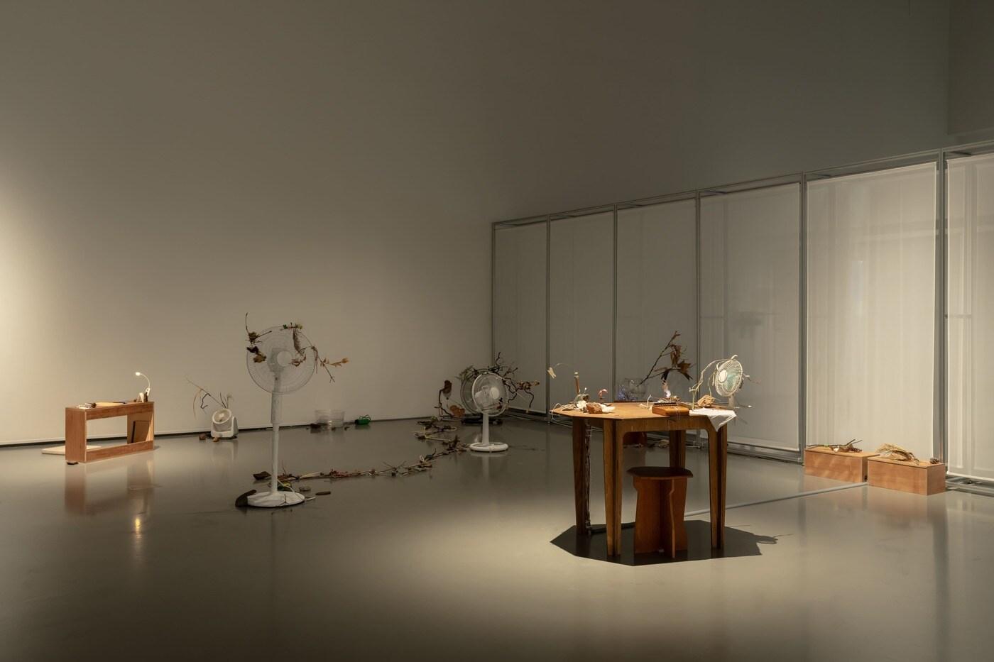 '비(飛)물질 표현과 생각 사이의 틈'전 전시 전경 (경기도미술관 제공)