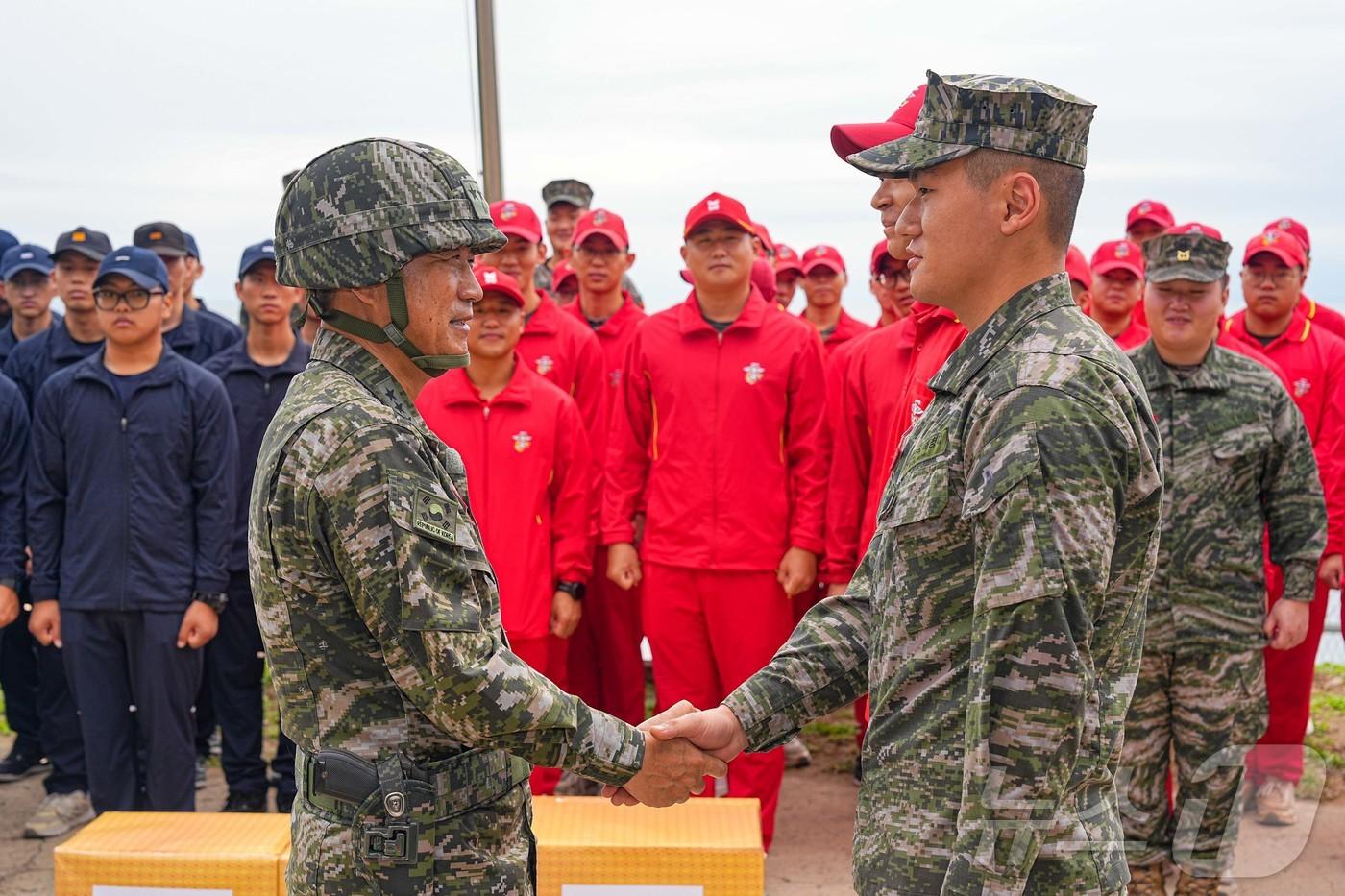 주일석 해병대사령관이 추석 연휴 둘째 날인 4일 서해 NLL 최전방 우도를 찾아 연휴간 대비태세를 강조하며 장병들을 격려하고 있다. &#40;해병대사령부 제공. 재판매 및 DB 금지&#41; 2025.10.4/뉴스1