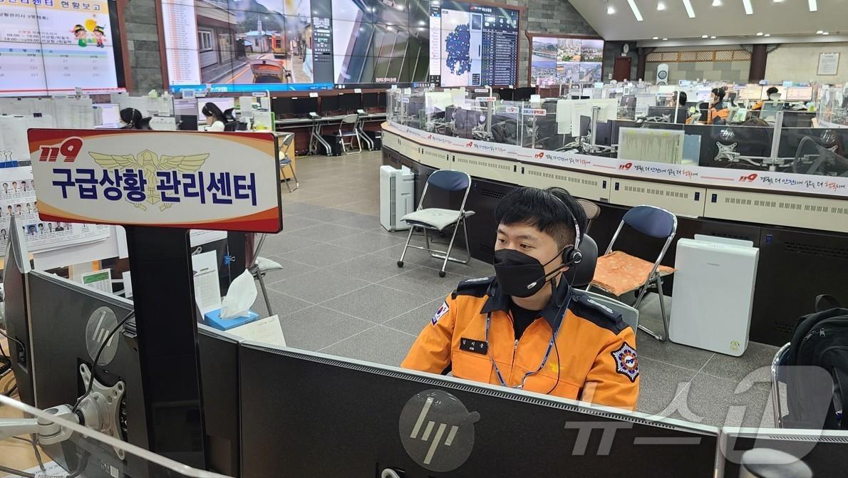 본문 이미지 - 경북도는 4일 추석 연휴 기간 외국인과 다문화가정을 위한 비상 대응체계를 가동하고, 소방본부는 구급상황관리 강화를 통해 도민 안전 확보에 나선다.&#40;경북도 제공. 재판매 및 DB금지&#41;/뉴스1