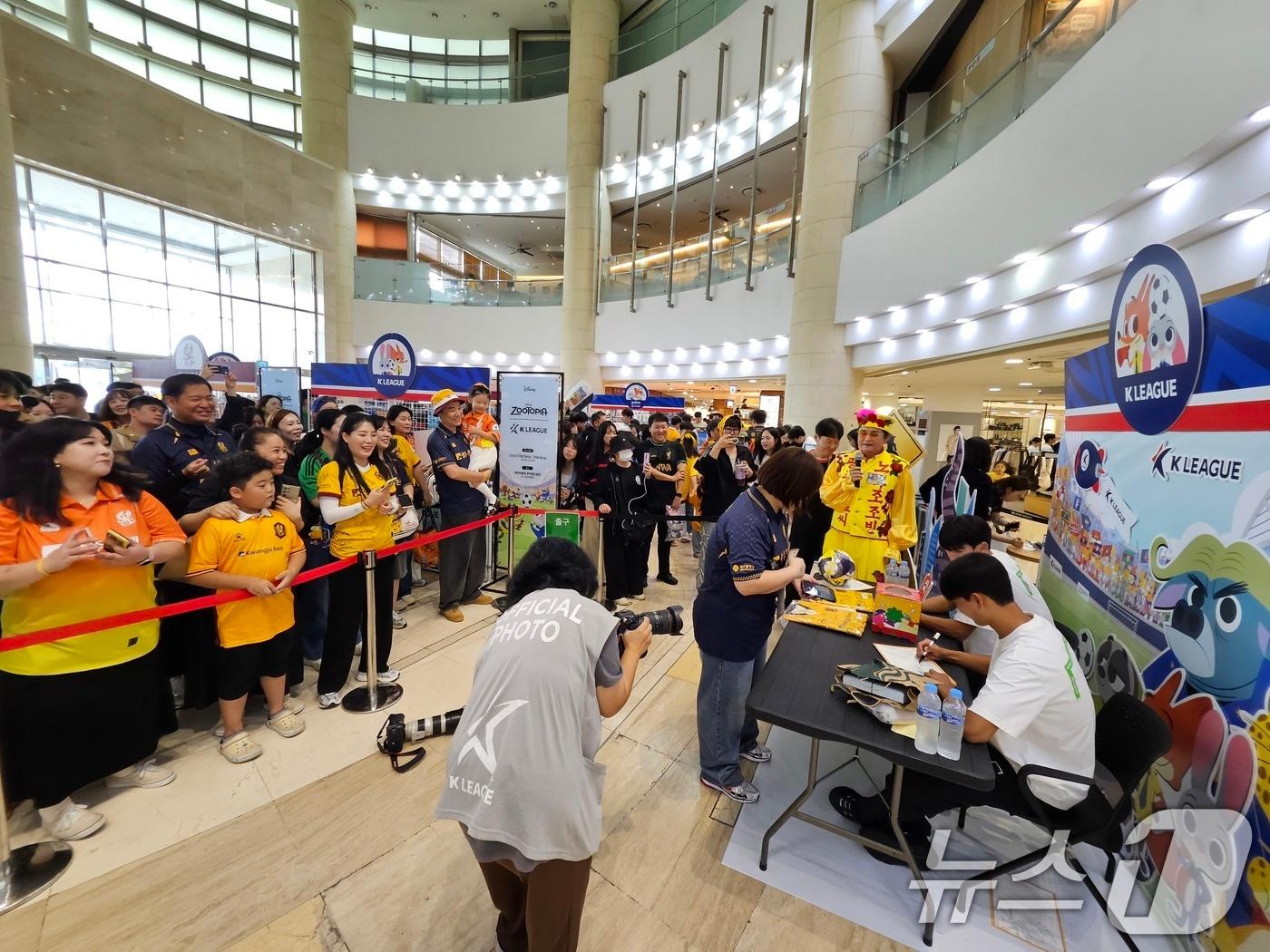 본문 이미지 - 4일 오후 광주 서구 광주월드컵경기장에서 선수단의 팬 사인회가 열리고 있다. 2025.10.4/뉴스1 ⓒ News1 이수민 기자