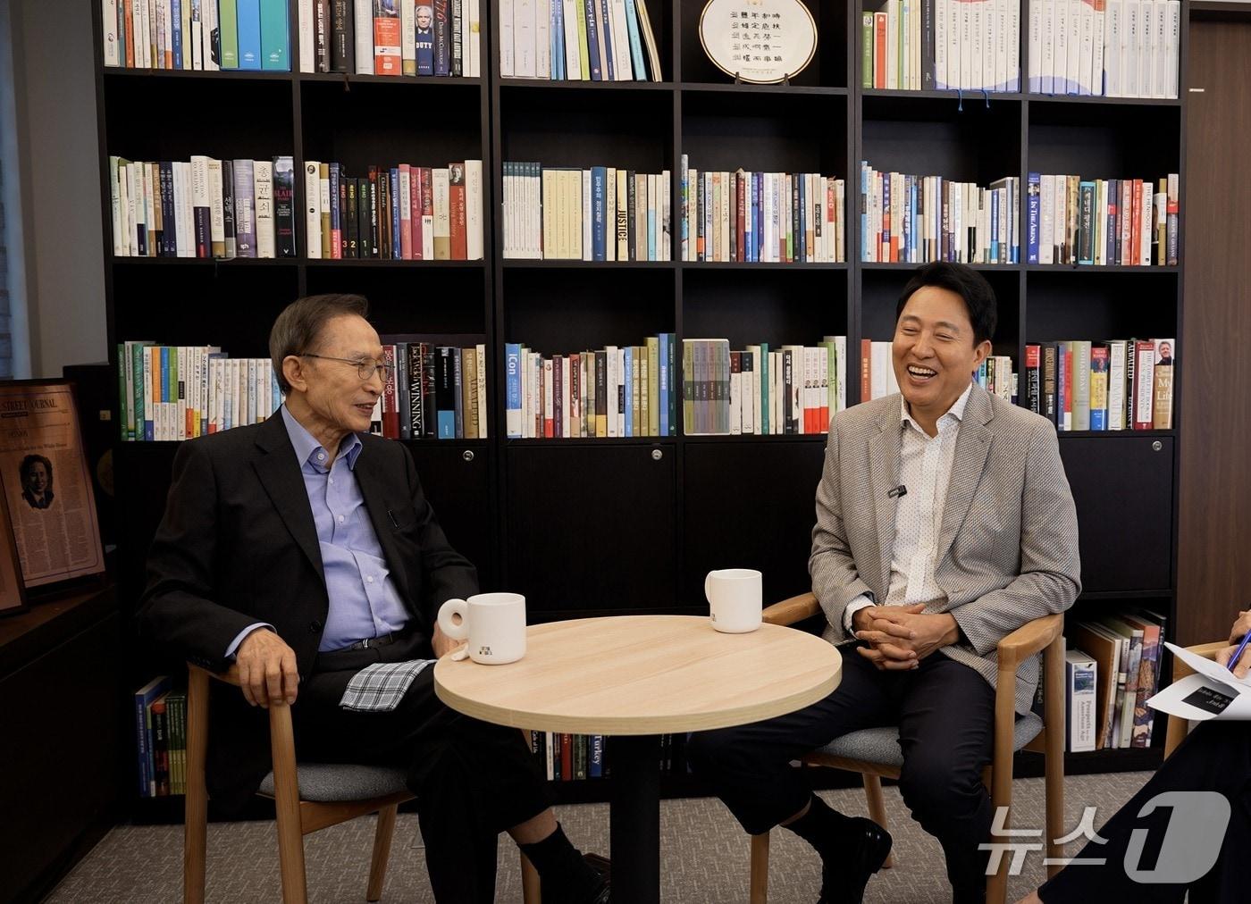 본문 이미지 - 오세훈 서울시장과 이명박 전 대통령 청계천 복원 20주년 기념 특별대담 모습.&#40;서울시 제공&#41;