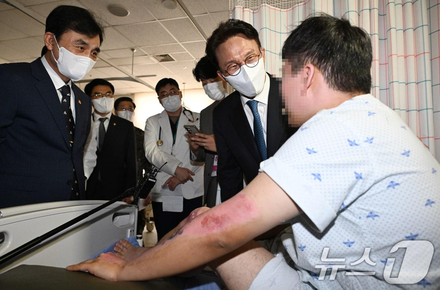 김민석 국무총리와 안규백 국방부 장관이 추석 연휴 둘째 날인 4일 오후 경기 성남시 국군수도병원을 찾아 입원 장병을 위문하고 있다. &#40;공동취재&#41; 2025.10.4/뉴스1 ⓒ News1 안은나 기자