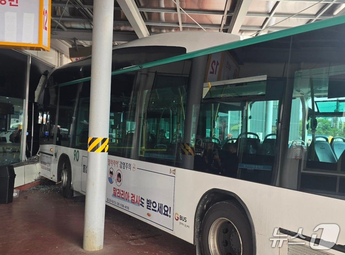 본문 이미지 - 사고현장&#40;인천소방본부 제공.재판매 및 DB금지&#41;