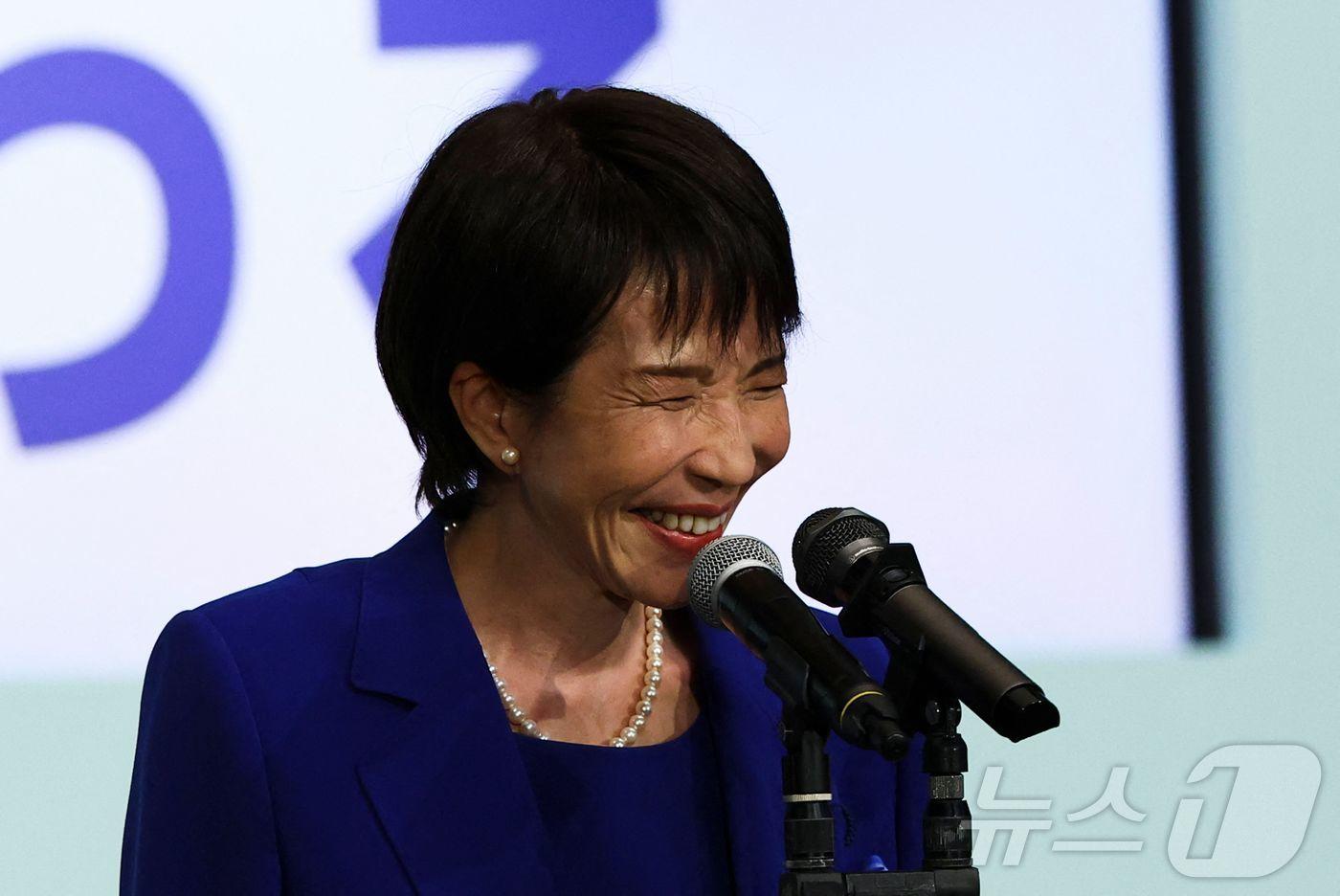 4일 일본 도쿄 자민당 본부에서 열린 총재 선거에서 승리한 다카이치 사나에 전 경제안보상이 연설 도중 미소를 짓고 있다. 2025.10.4 ⓒ AFP=뉴스1