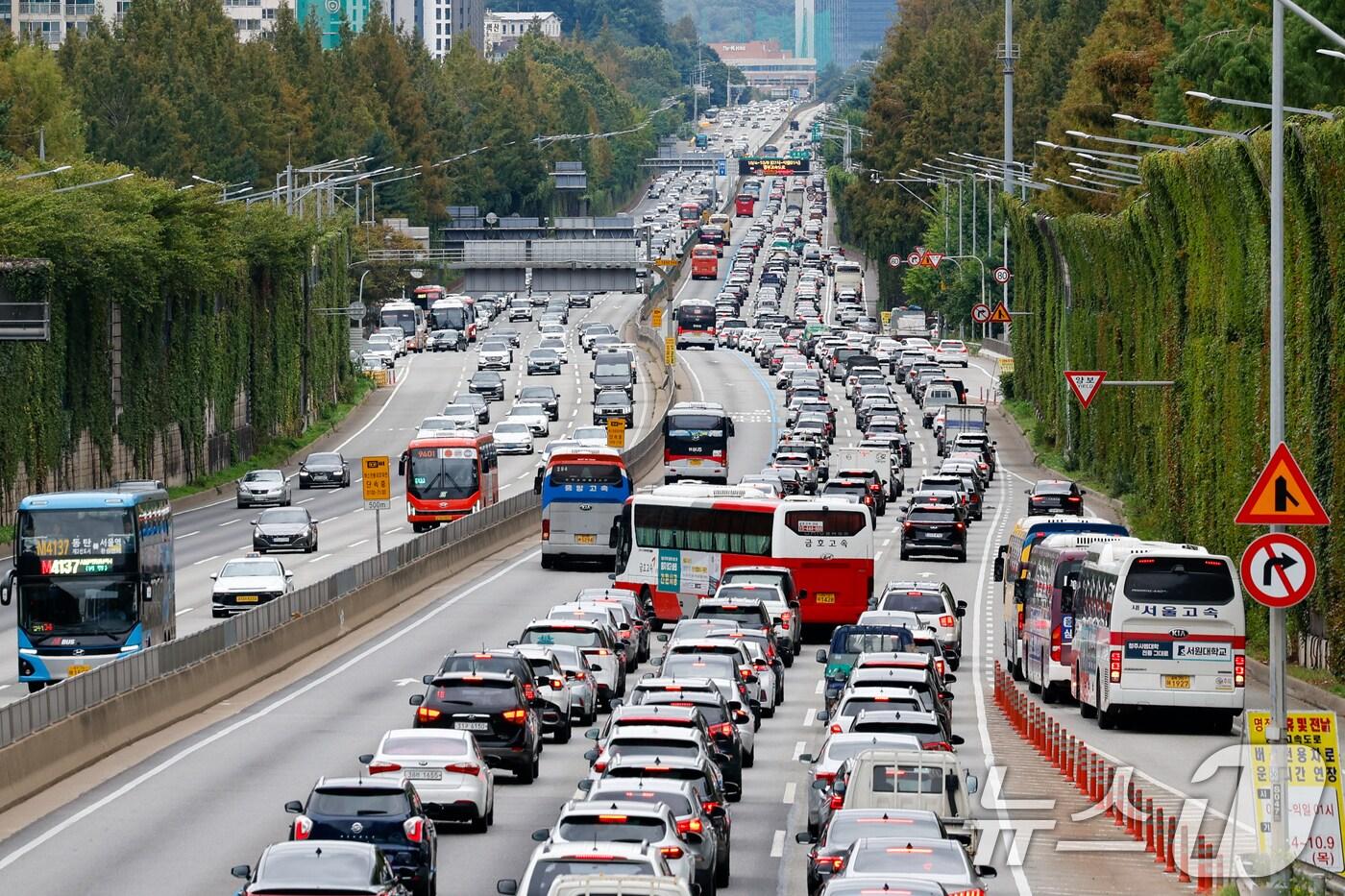 추석 연휴 둘째 날인 4일 서울 서초구 잠원 IC에서 바라본 경부고속도로 부산 방향&#40;하행선&#41;이 귀성 차량으로 정체를 빚고 있다. 2025.10.4/뉴스1 ⓒ News1 안은나 기자