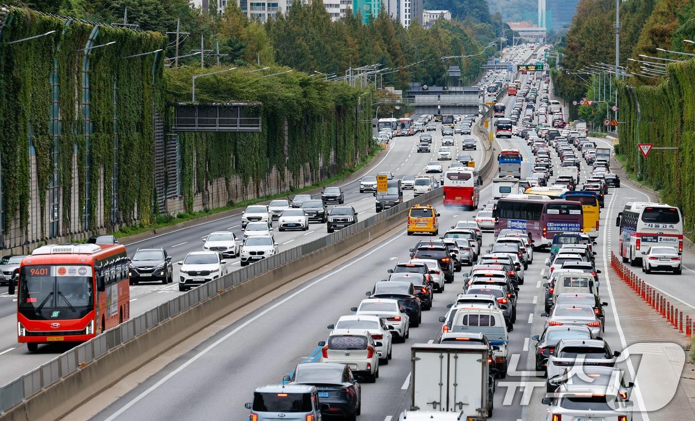 추석 연휴 둘째 날인 4일 서울 서초구 잠원 IC에서 바라본 경부고속도로 부산 방향(하행선)이 귀성 차량으로 정체를 빚고 있다. 2025.10.4/뉴스1 ⓒ News1 안은나 기자