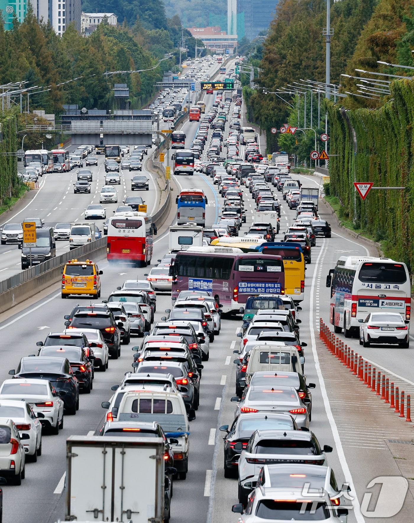 본문 이미지 - 추석 연휴 둘째 날인 4일 서울 서초구 잠원 IC에서 바라본 경부고속도로 부산 방향&#40;하행선&#41;이 귀성 차량으로 정체를 빚고 있다. 2025.10.4/뉴스1 ⓒ News1 안은나 기자