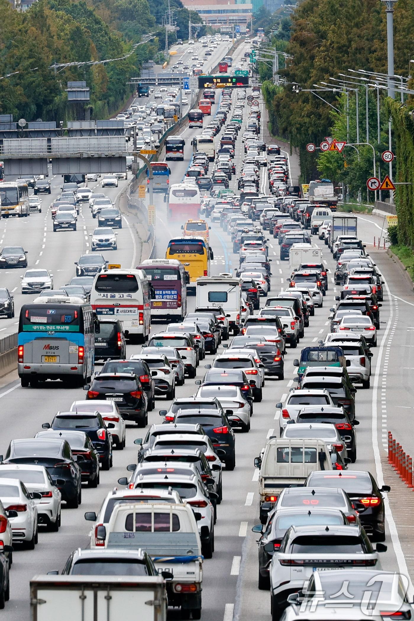 본문 이미지 - 추석 연휴 둘째 날인 4일 서울 서초구 잠원 IC에서 바라본 경부고속도로 부산 방향&#40;하행선&#41;이 귀성 차량으로 정체를 빚고 있다. 2025.10.4/뉴스1 ⓒ News1 안은나 기자