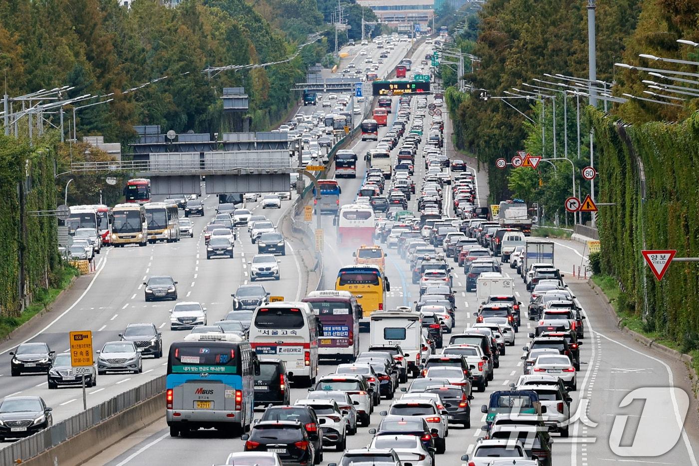추석 연휴 둘째 날인 4일 서울 서초구 잠원 IC에서 바라본 경부고속도로 부산 방향&#40;하행선&#41;이 귀성 차량으로 정체를 빚고 있다. 2025.10.4/뉴스1 ⓒ News1 안은나 기자