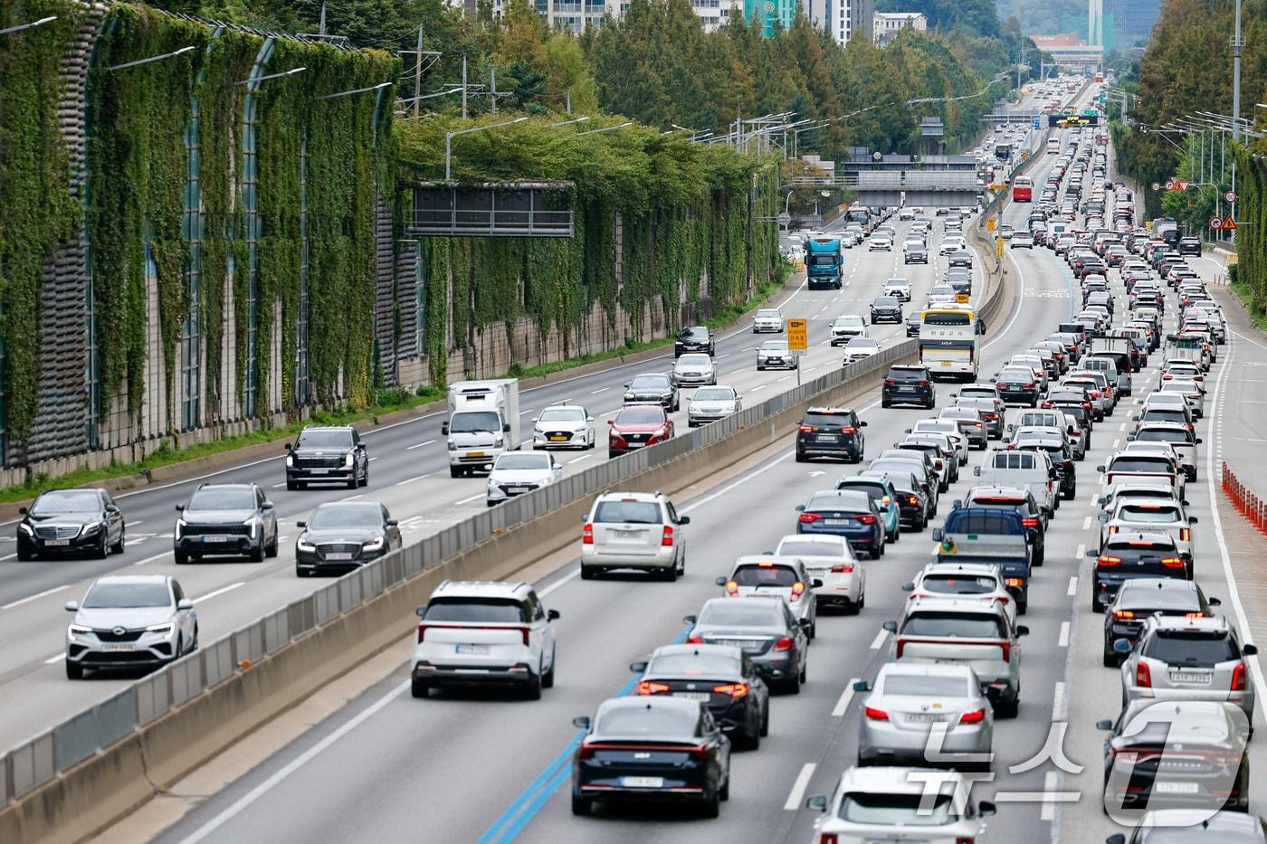 추석 연휴 둘째 날인 4일 서울 서초구 잠원 IC에서 바라본 경부고속도로 부산 방향(하행선)이 귀성 차량으로 정체를 빚고 있다. 2025.10.4/뉴스1 ⓒ News1 안은나 기자