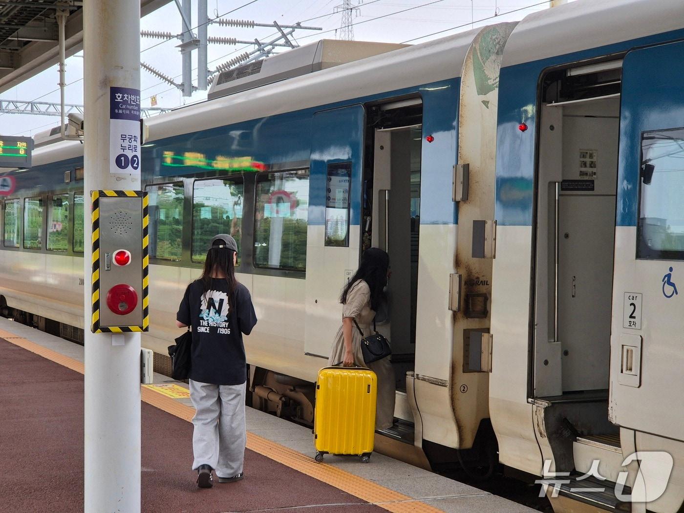 본문 이미지 - 이날 오후 2시 태화강역에서 시민들이 긴 연휴를 맞아 커다란 짐가방을 들고 기차에 오르고 있다.2025.10.4./뉴스1 김세은 기자