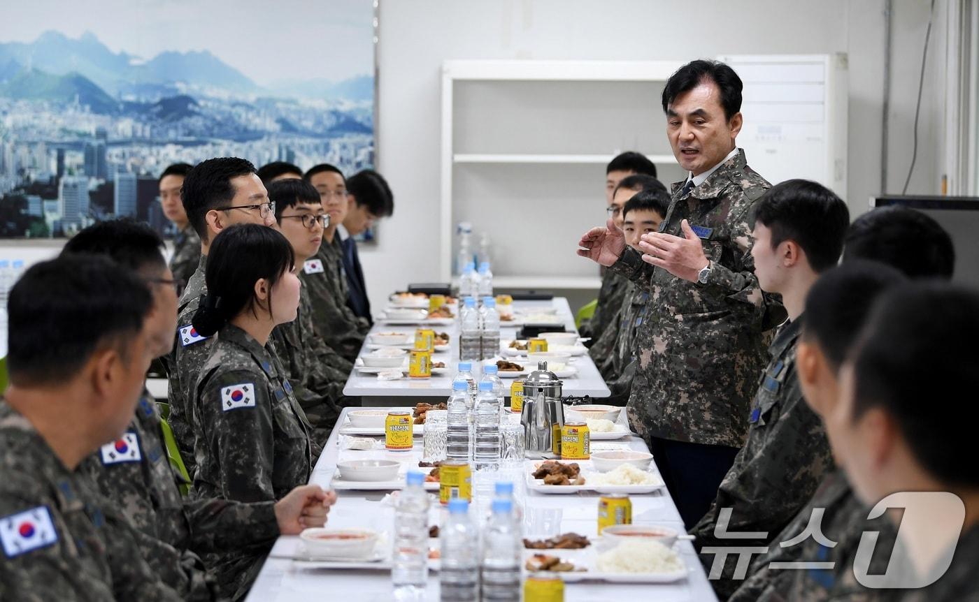 본문 이미지 - 안규백 국방부 장관이수도권 패트리어트 포대를 방문해 병영식당에서 장병들과 식사를 하며 격려하고 있다. (국방부 제공. 재판매 및 DB 금지) 2025.10.4 ⓒ 뉴스1