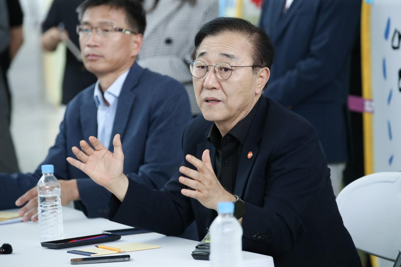 김윤덕 국토교통부 장관이 4일 오후 무안국제공항을 방문해 12.29여객기 참사 희생자 유가족에게 위로의 말을 전하고 있다.&#40;국토교통부 제공&#41;뉴스1ⓒ news1