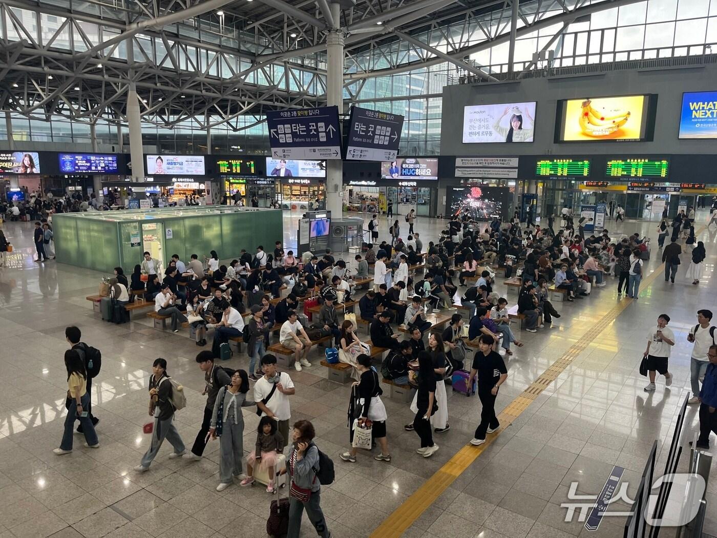 본문 이미지 - 4일 오후 부산역 대합실이 귀성객들로 북적이고 있다.2025.10.4/뉴스1 ⓒ News1 장광일 기자