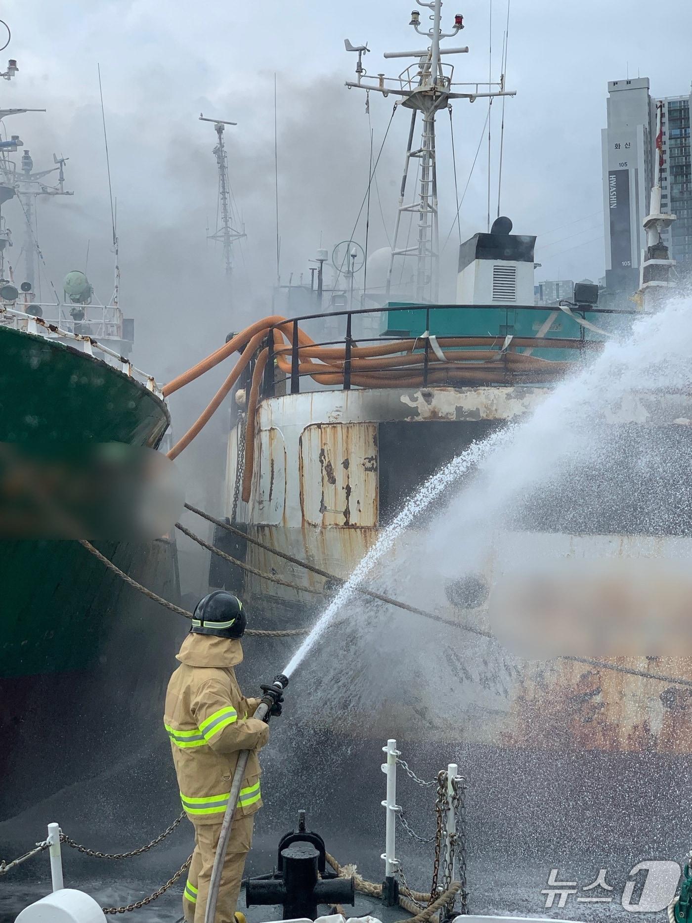 본문 이미지 - 4일 오후 부산 감천항 선박 화재 현장.&#40;부산해경 제공. 재판매 및 DB 금지&#41;