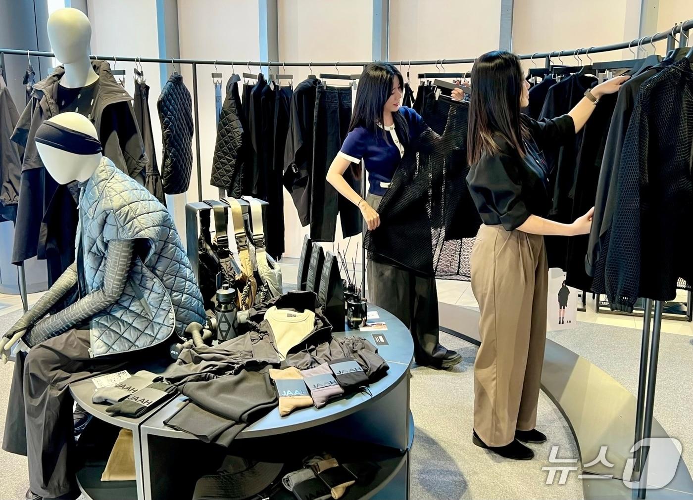 본문 이미지 - 신세계백화점 센텀시티를 찾은 고객들이 자아 팝업매장을 둘러보고 있다.(신세계 센텀시티 제공. 재판매 및 DB 금지)