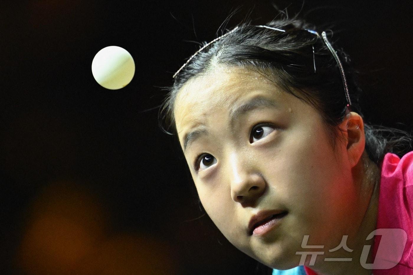 신유빈이 4일 중국 베이징에서 열린 2025 월드테이블테니스&#40;WTT&#41; 중국 스매시 여자단식 4강에서 중국 왕만위와 대결을 펼치고 있다. ⓒ AFP=뉴스1 ⓒ News1 안은나 기자