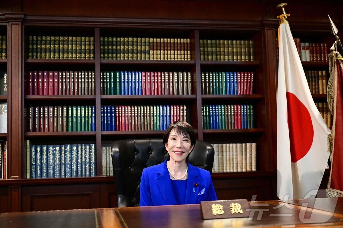 다카이치 사나에 일본 자민당 총재가 4일 당 총재실에서 포즈를 취하고 있다.  ⓒ AFP=뉴스1 ⓒ News1 안은나 기자