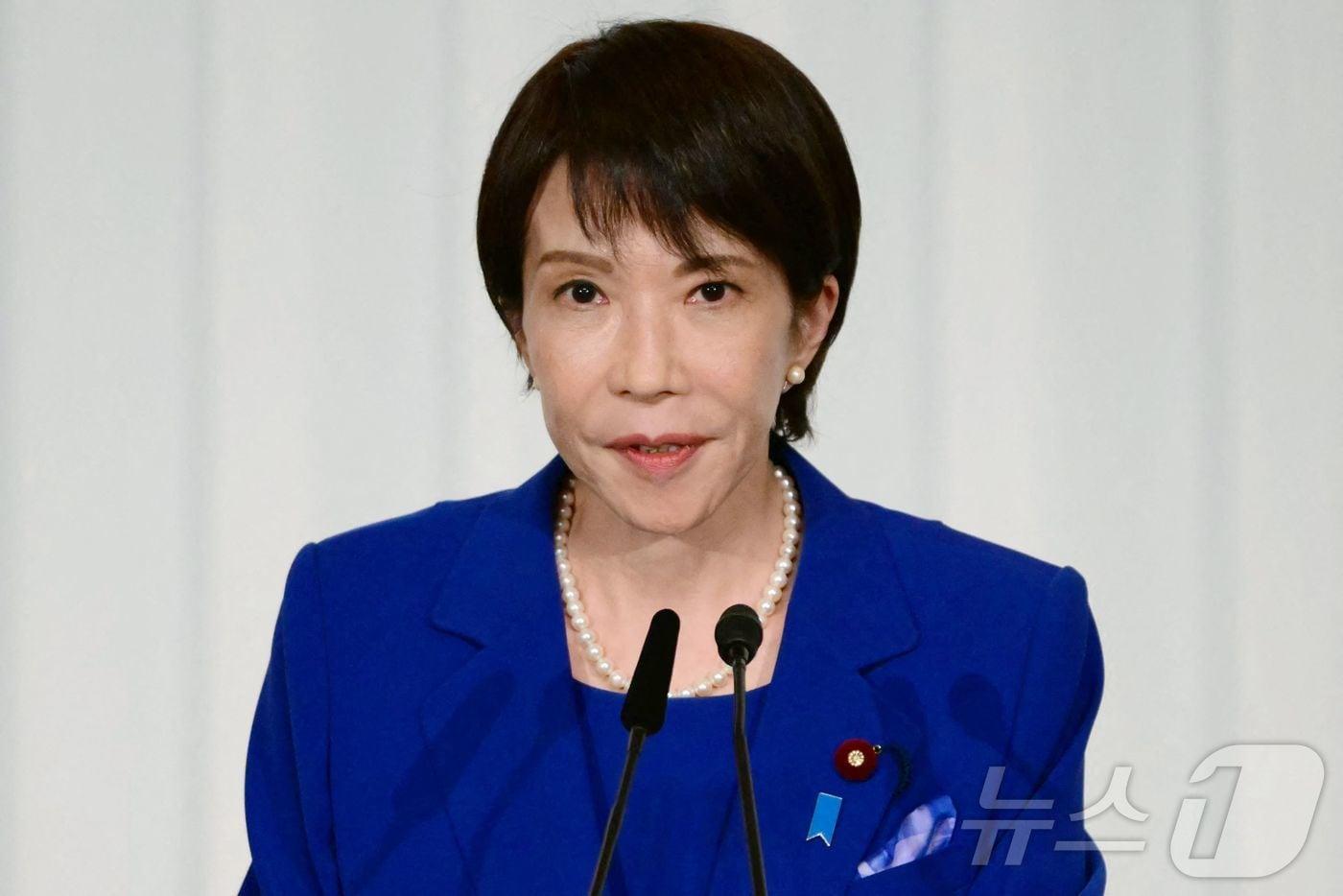 다카이치 사나에가 4일 도쿄에서 자민당 총재 선거 후 당선 기자회견을 하고 있다. &#34;새로운 시대를 열었다＂고 연설한 다카이치는 일본 역사상 최초의 여성 총리가 될 전망이다. ⓒ AFP=뉴스1 ⓒ News1 안은나 기자