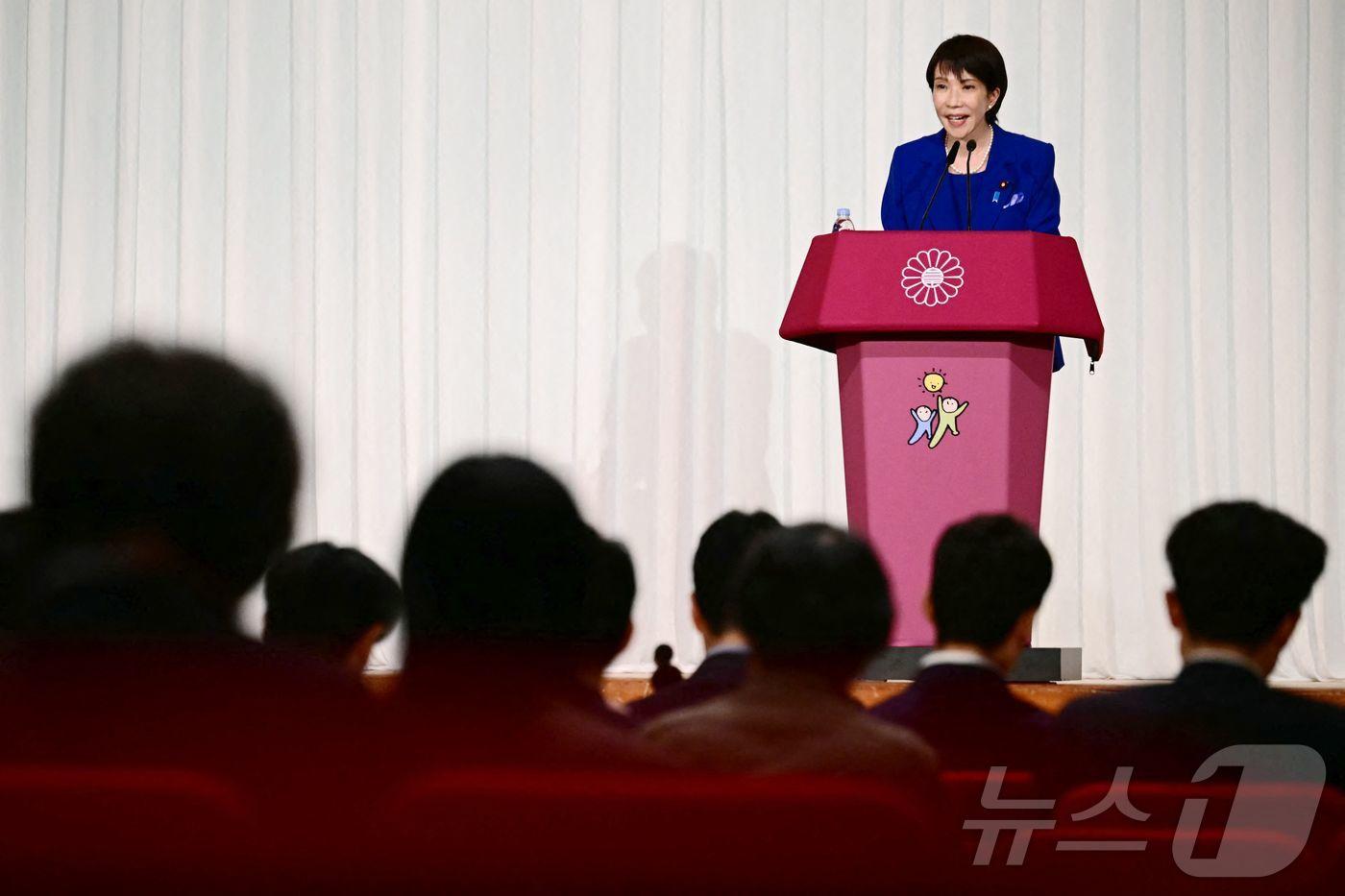 다카이치 사나에가 4일 도쿄에서 자민당 총재 선거 후 당선 기자회견을 하고 있다. &#34;새로운 시대를 열었다＂고 연설한 다카이치는 일본 역사상 최초의 여성 총리가 될 전망이다. ⓒ AFP=뉴스1 ⓒ News1 안은나 기자