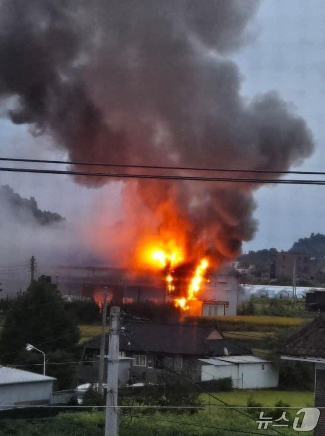 본문 이미지 - 화재 현장. &#40;경기도소방재난본부 제공. 재판매 및 DB 금지&#41; 2025.10.4/뉴스1