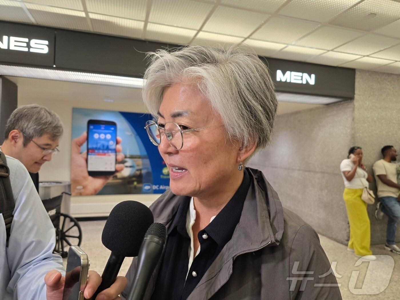 본문 이미지 - 강경화 주미한국대사가 4일&#40;현지시간&#41; 워싱턴DC 인근 덜레스 국제공항을 통해 입국하며 부임 소감을 밝히고 있다. 강 대사는 &#34;어려운 난제들이 꼬여 있는 만큼 공관의 모든 역량을 동원해 한미 간 문제들이 잘 풀릴 수 있도록 최대한 노력하겠다＂라고 말했다. 강 대사는 선결 과제로 한국 근로자 비자 문제와 무역합의 후속협상을 꼽았다. ⓒ News1 류정민 특파원